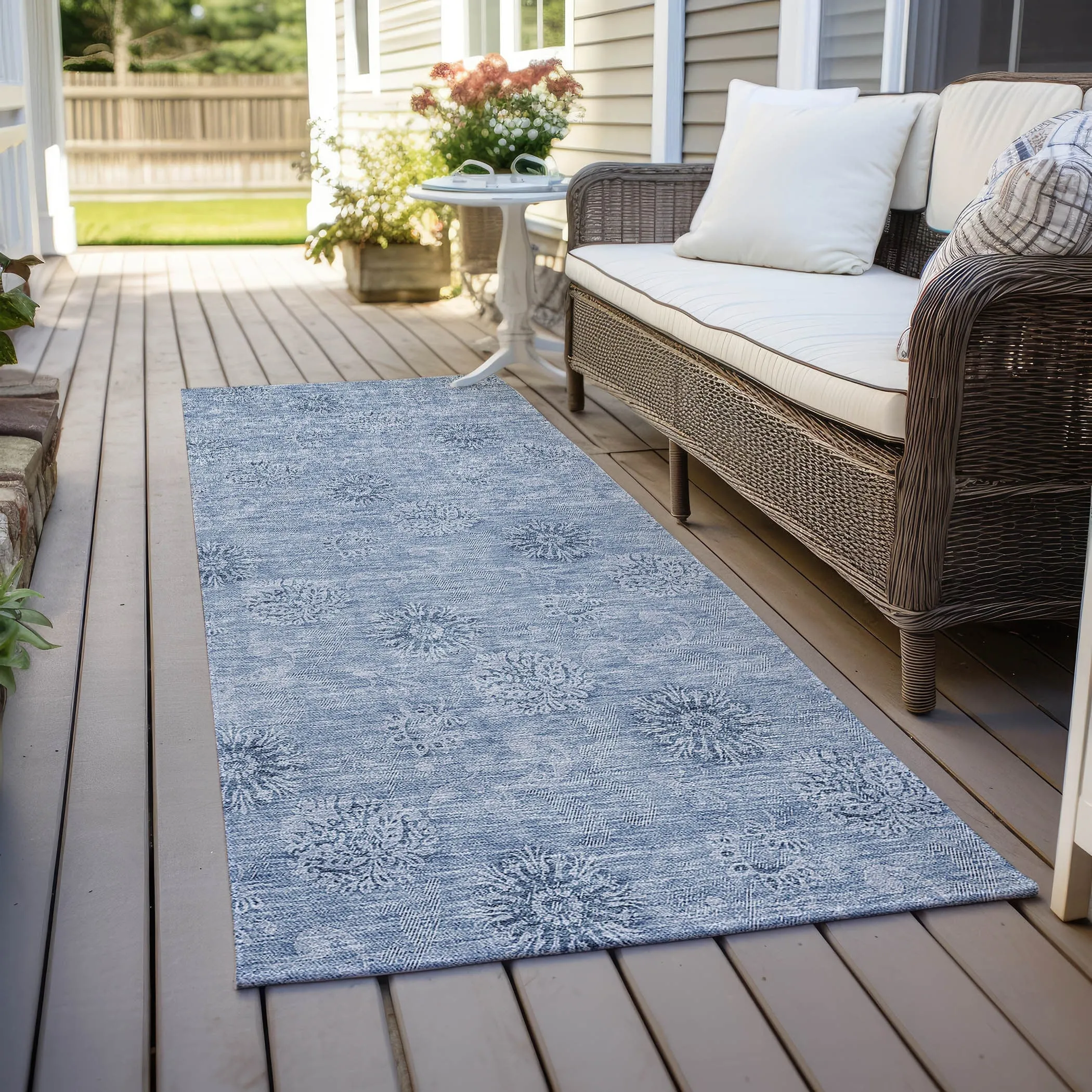 Machine Washable Indoor/ Outdoor Chantille Floral Burst Rug