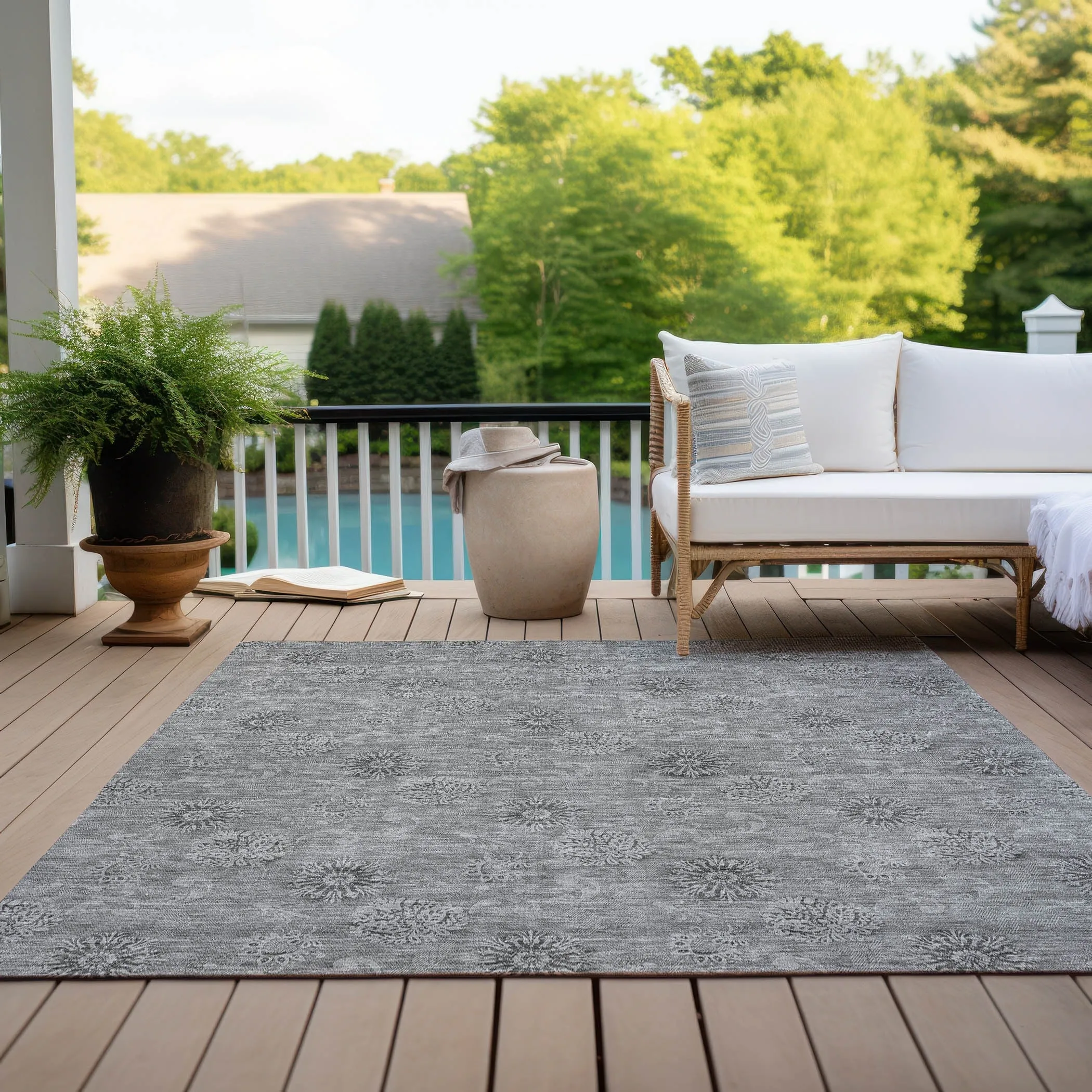 Machine Washable Indoor/ Outdoor Chantille Floral Burst Rug