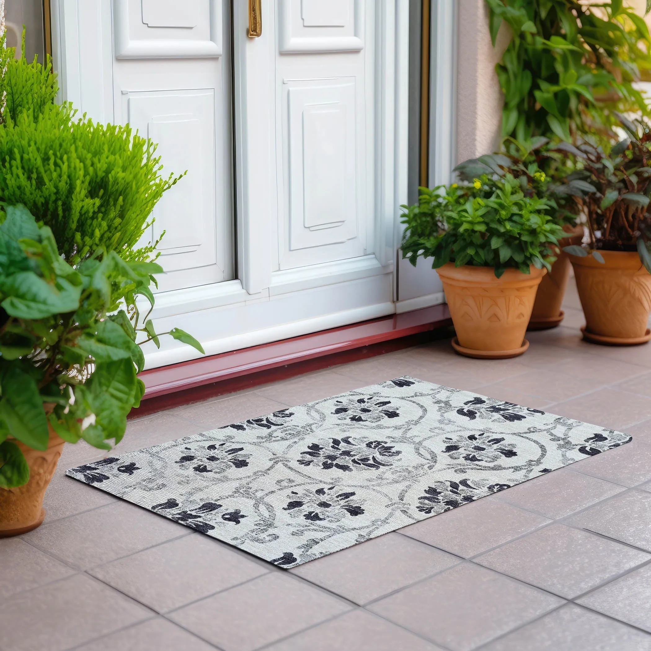 Machine Washable Indoor/ Outdoor Chantille Floral Scroll Rug