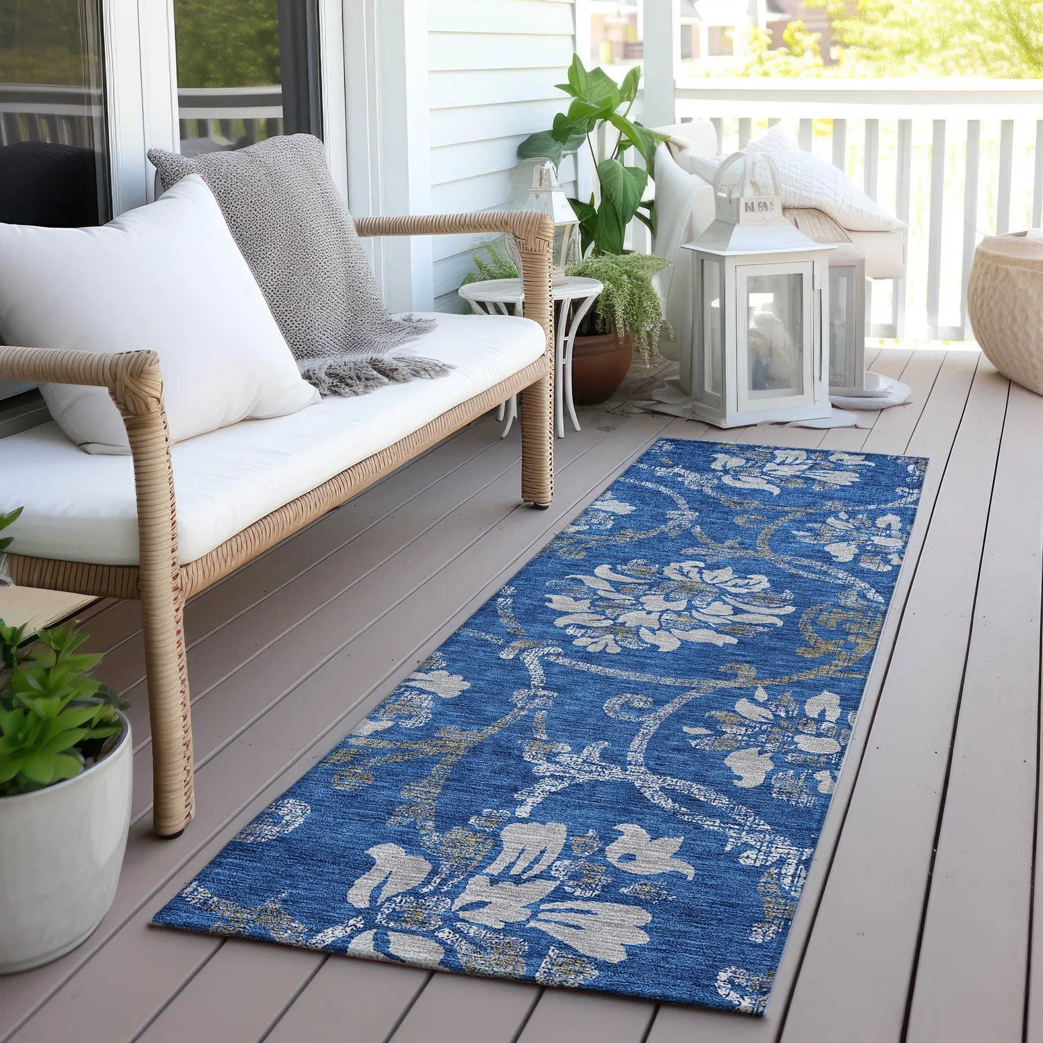 Machine Washable Indoor/ Outdoor Chantille Floral Scroll Rug