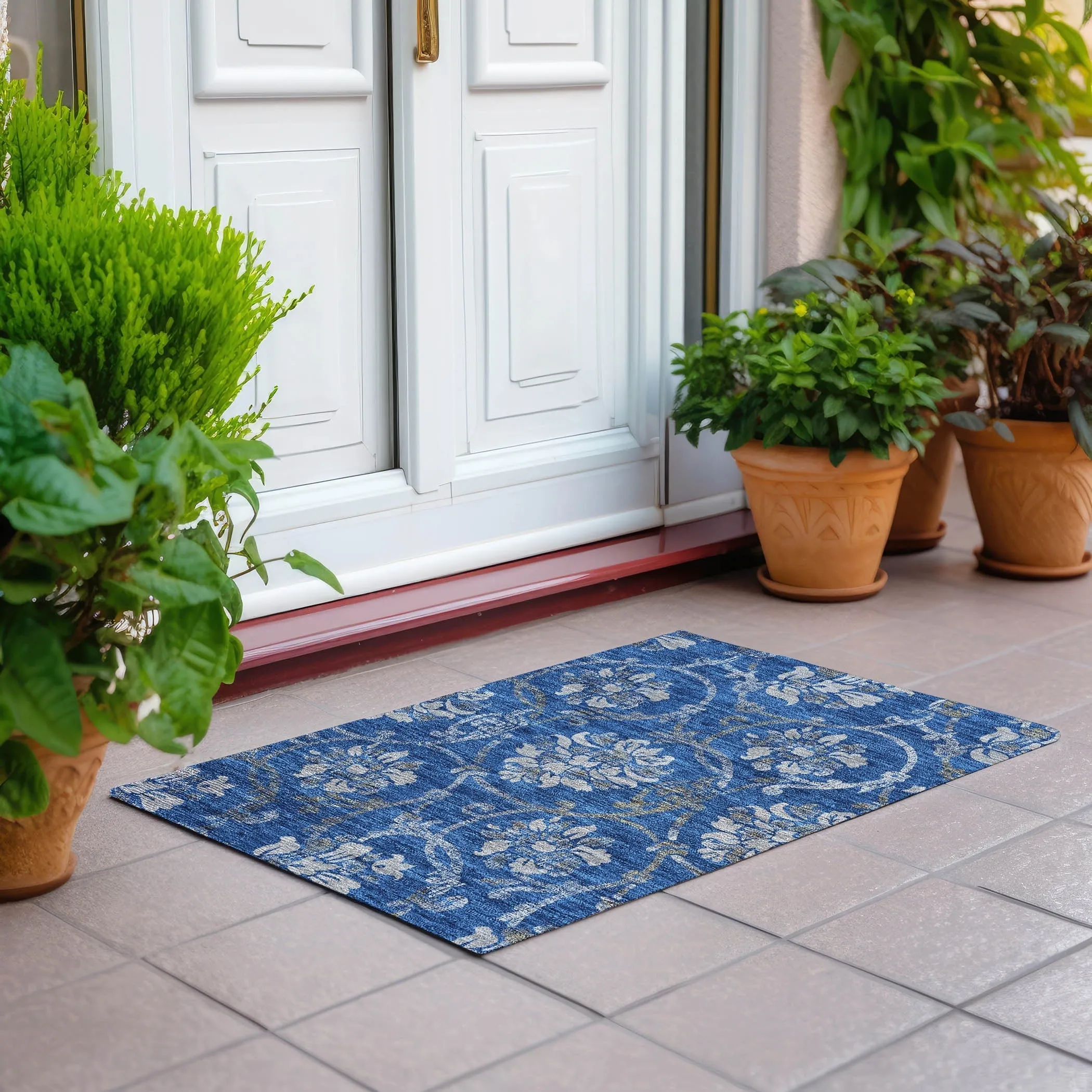 Machine Washable Indoor/ Outdoor Chantille Floral Scroll Rug