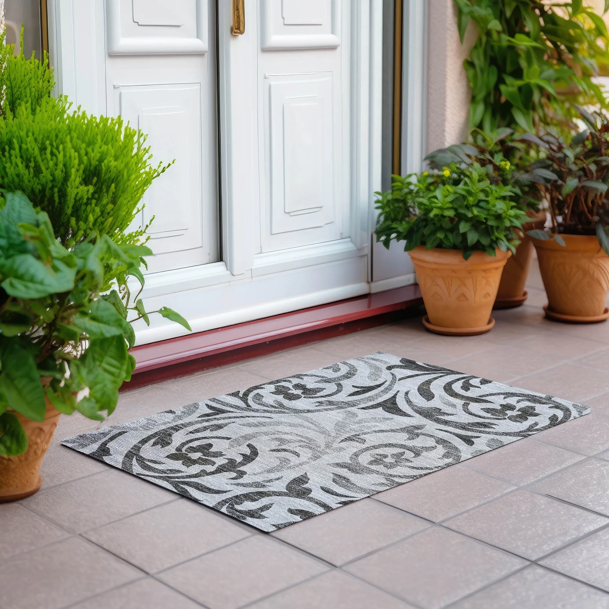 Machine Washable Indoor/ Outdoor Chantille Floral Scroll Rug