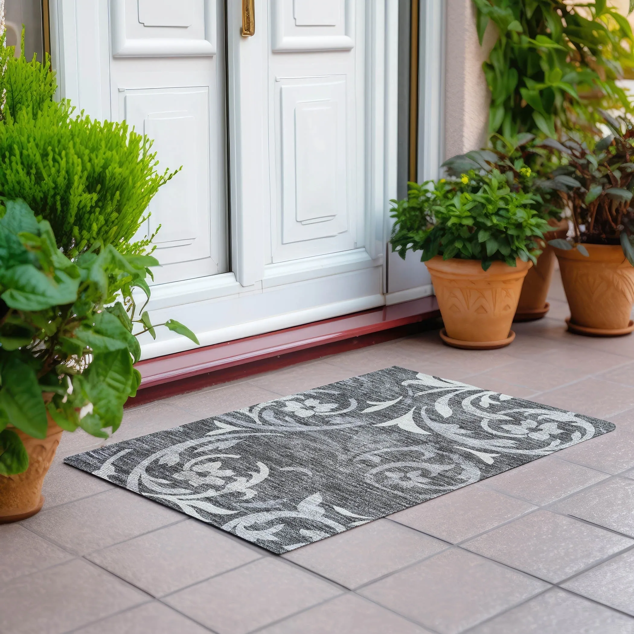 Machine Washable Indoor/ Outdoor Chantille Floral Scroll Rug