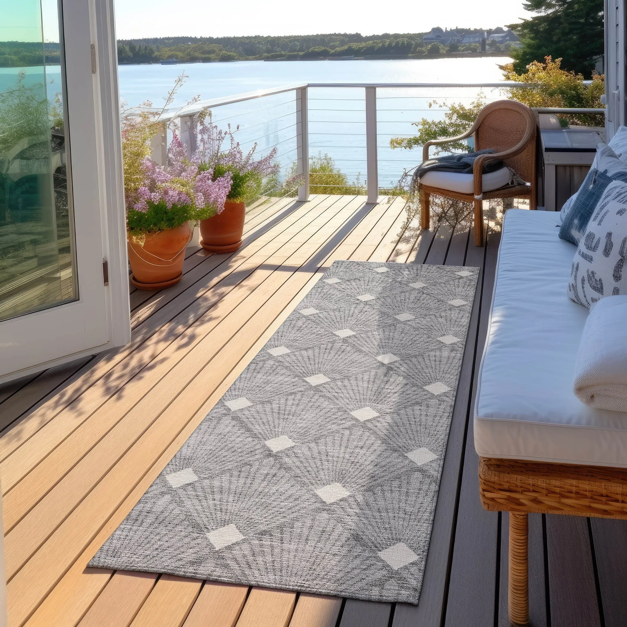 Machine Washable Indoor/ Outdoor Chantille Modern Shells Rug