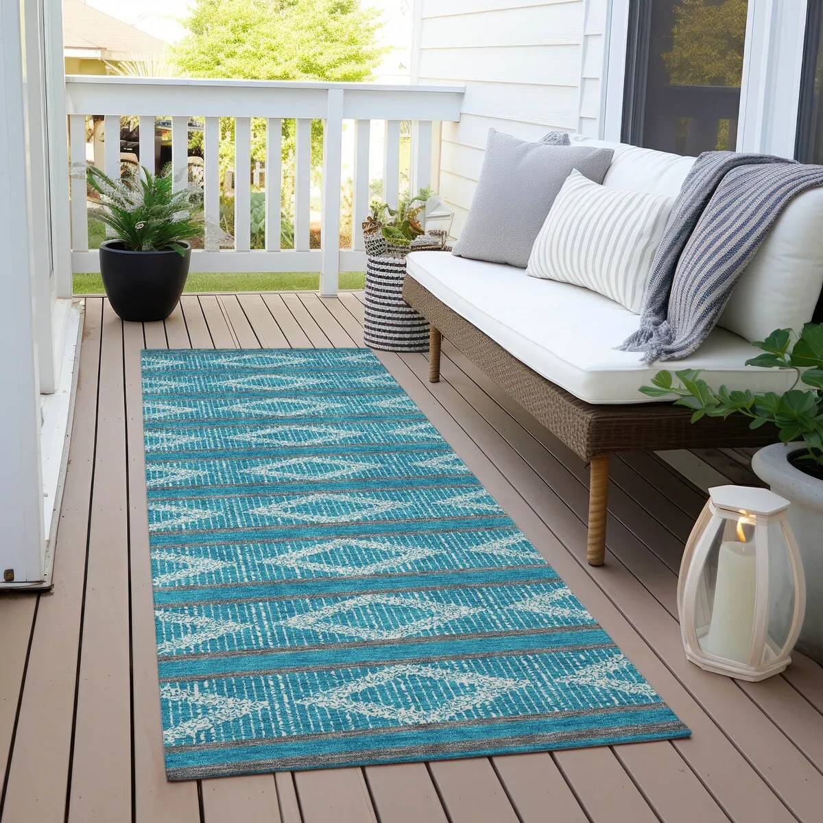 Machine Washable Indoor/ Outdoor Diamond Stripe Chantille Rug