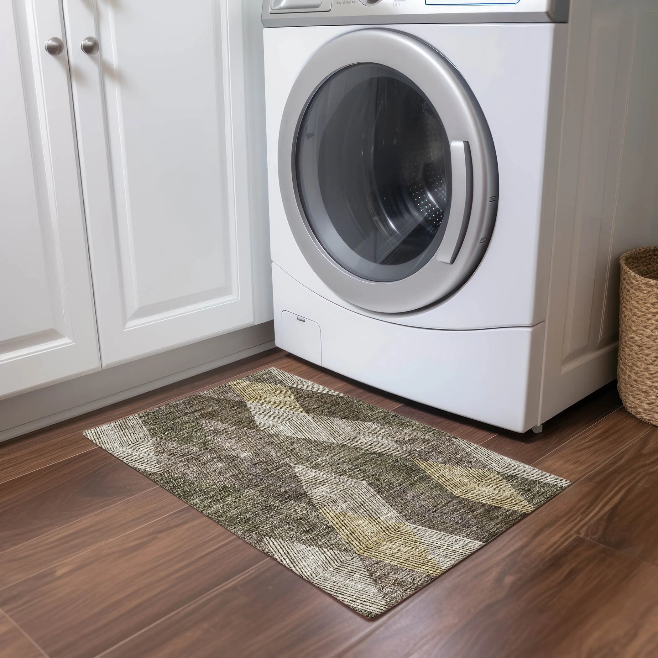 Machine Washable Indoor/ Outdoor Diamond Stripes Chantille Rug