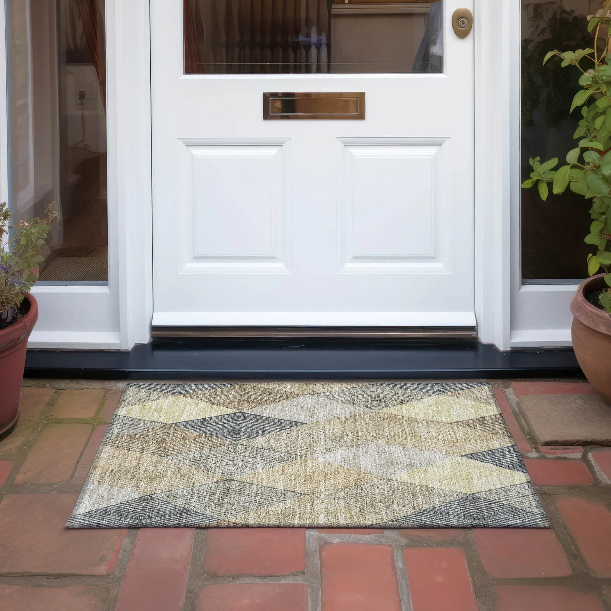 Machine Washable Indoor/ Outdoor Diamond Stripes Chantille Rug