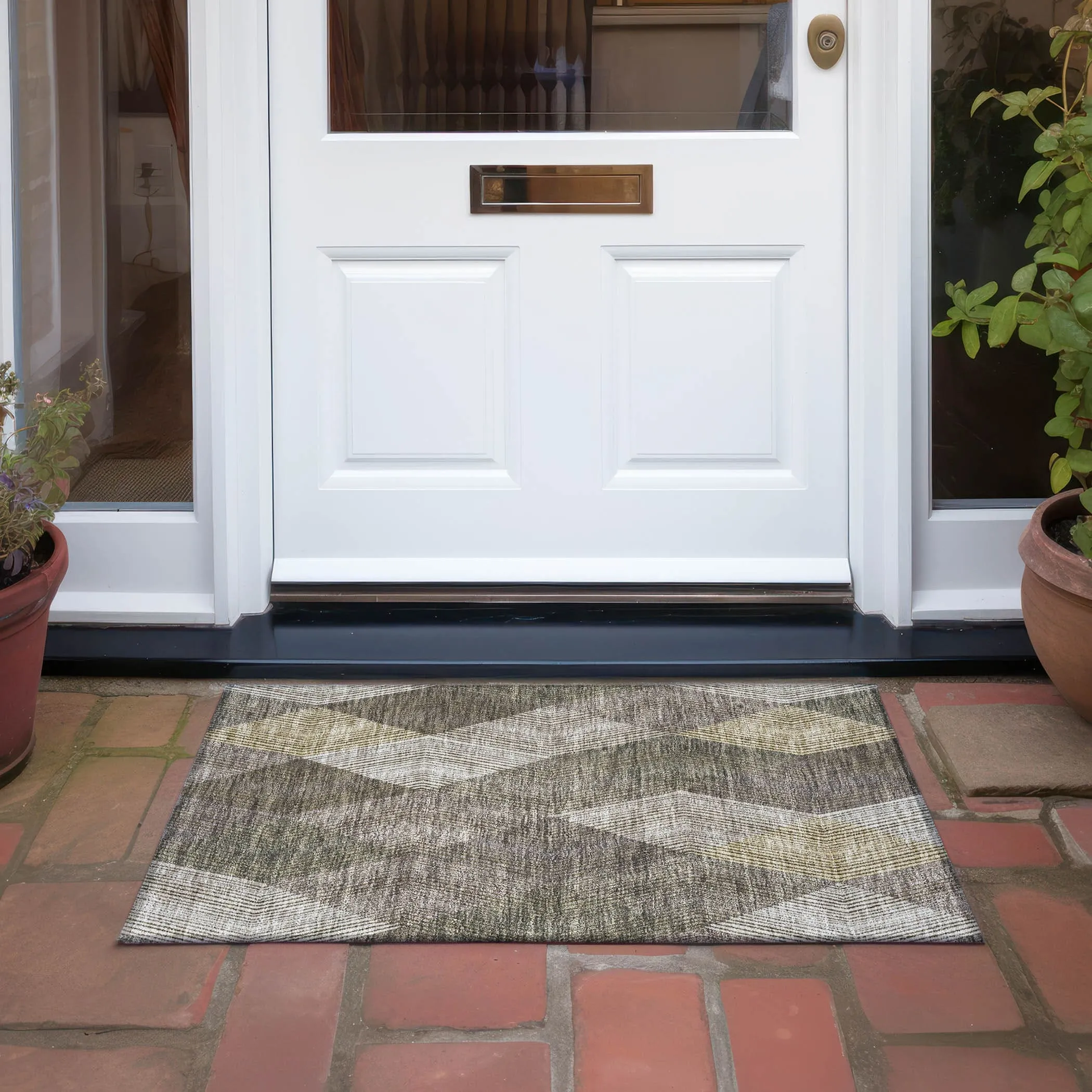 Machine Washable Indoor/ Outdoor Diamond Stripes Chantille Rug