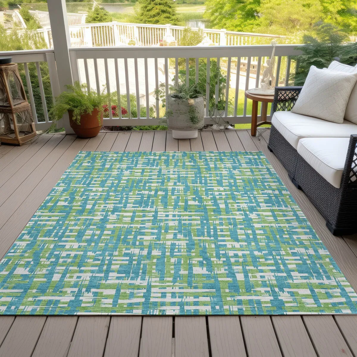 Machine Washable Indoor/ Outdoor Modern Crosshatch Chantille Rug