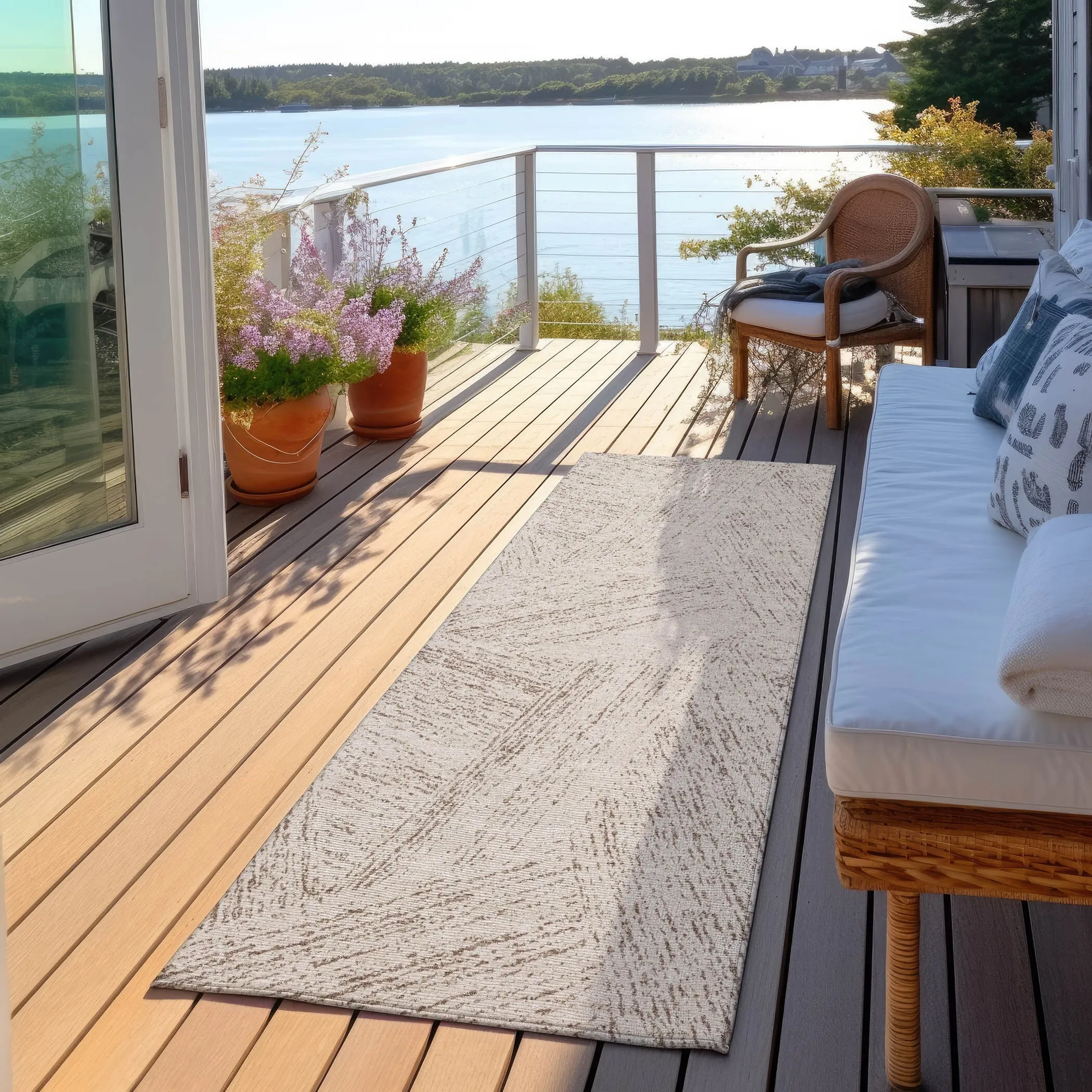 Machine Washable Indoor/ Outdoor Solid Geo Chantille Rug