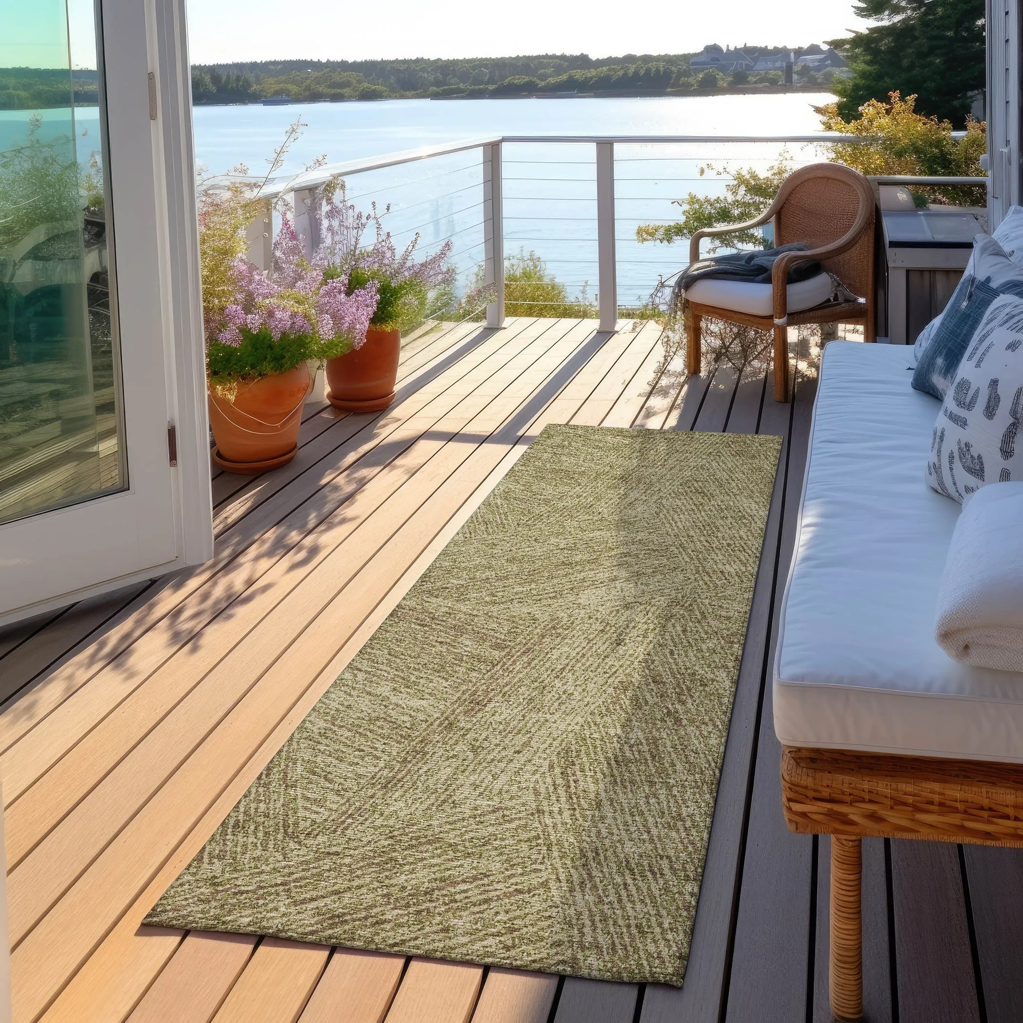Machine Washable Indoor/ Outdoor Solid Geo Chantille Rug