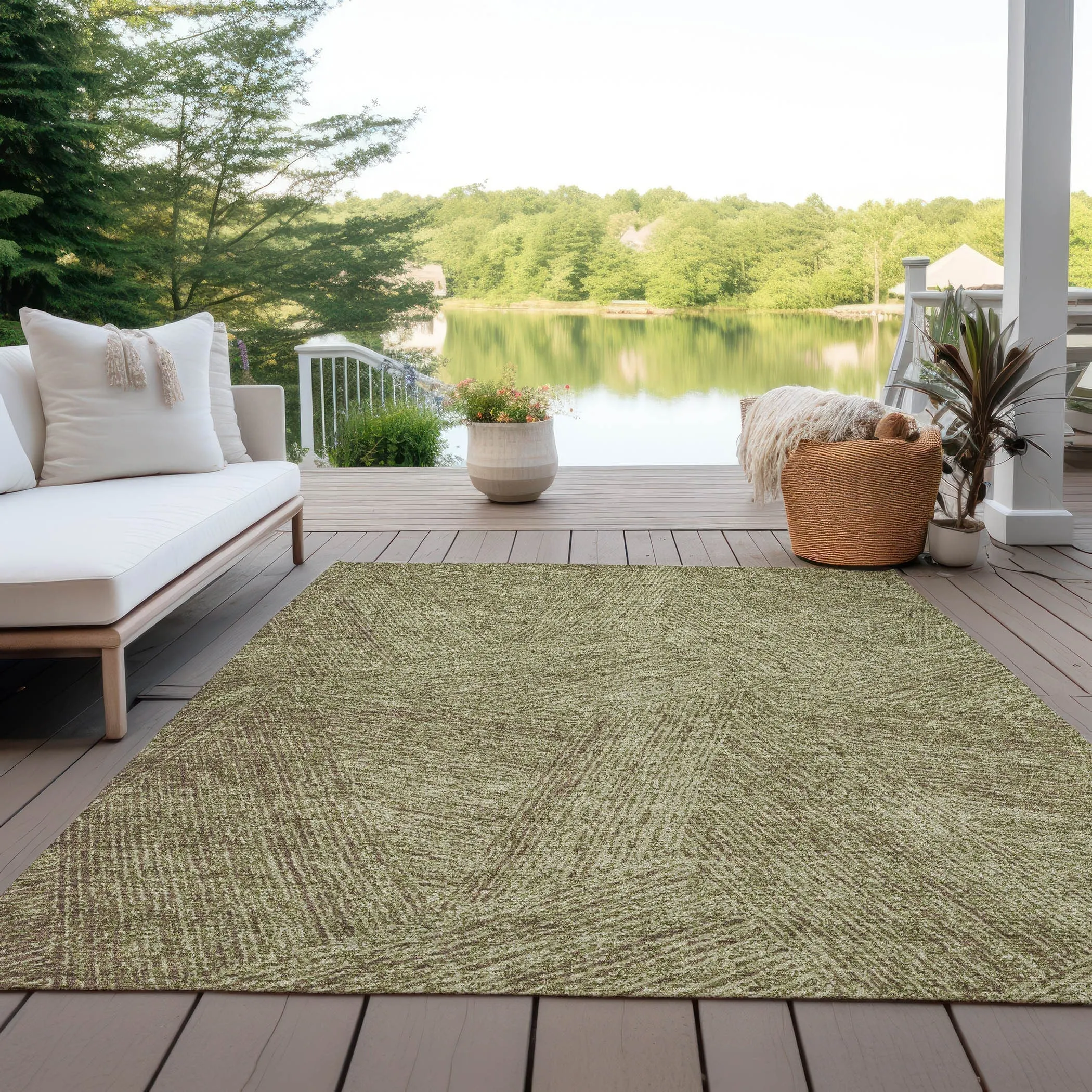 Machine Washable Indoor/ Outdoor Solid Geo Chantille Rug
