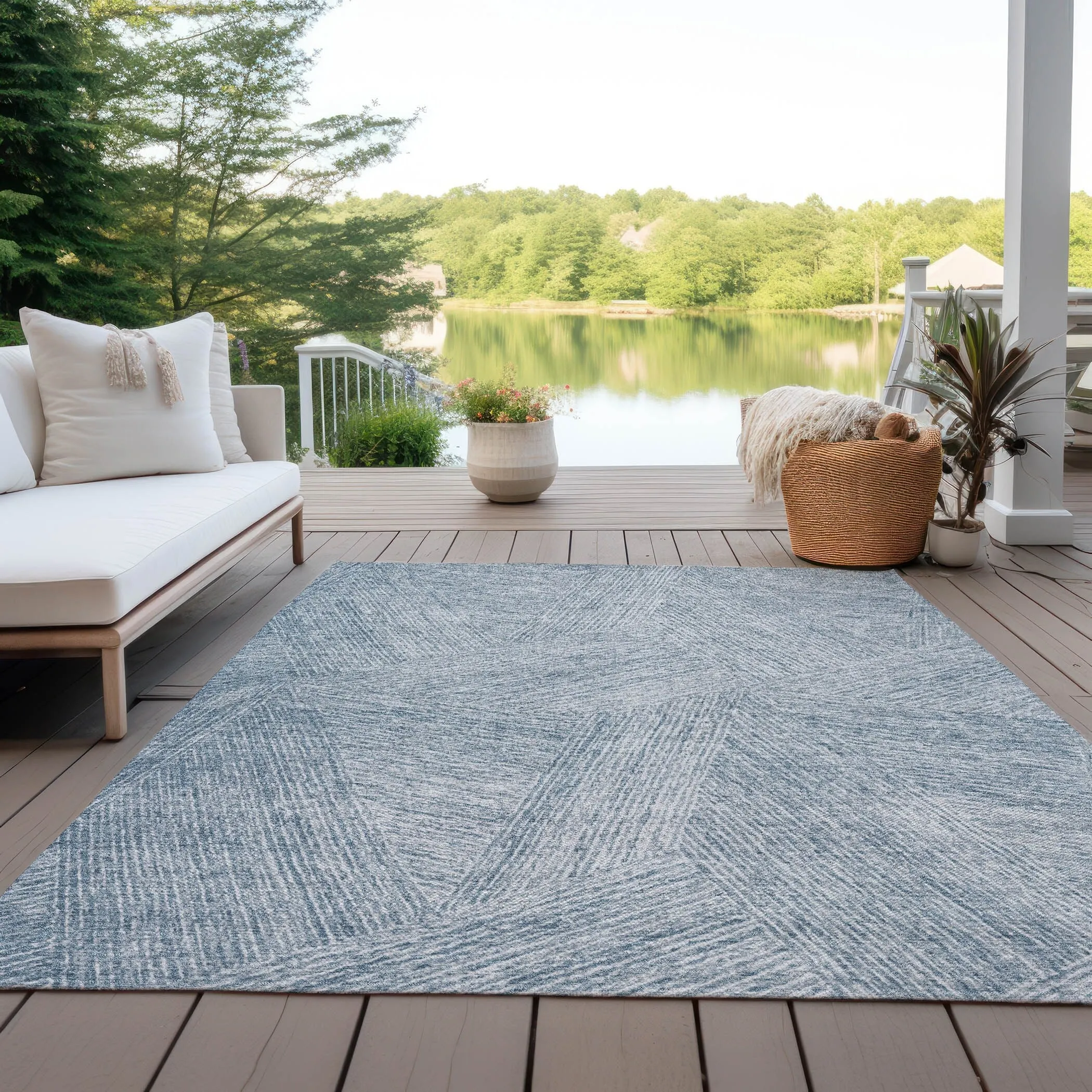 Machine Washable Indoor/ Outdoor Solid Geo Chantille Rug