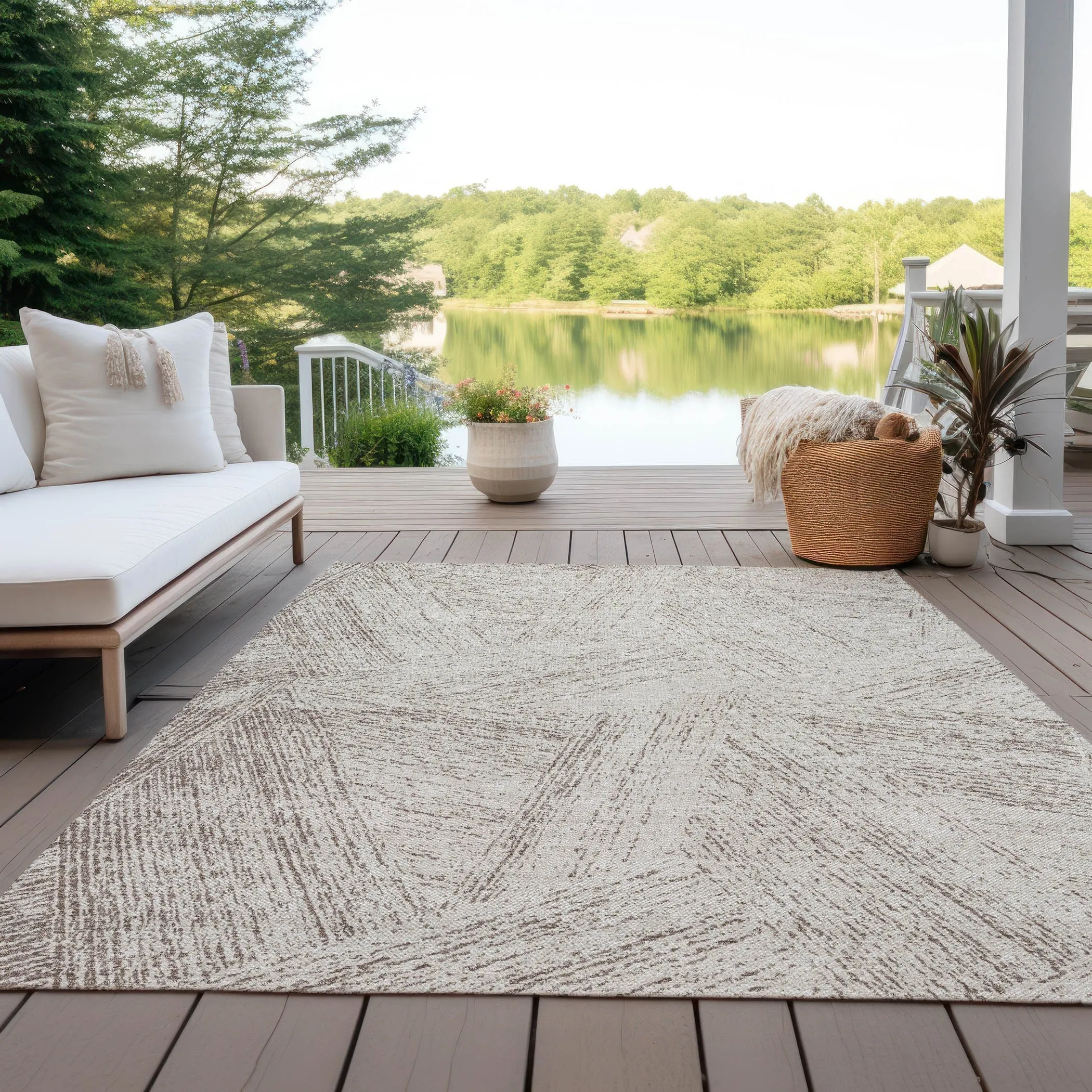 Machine Washable Indoor/ Outdoor Solid Geo Chantille Rug