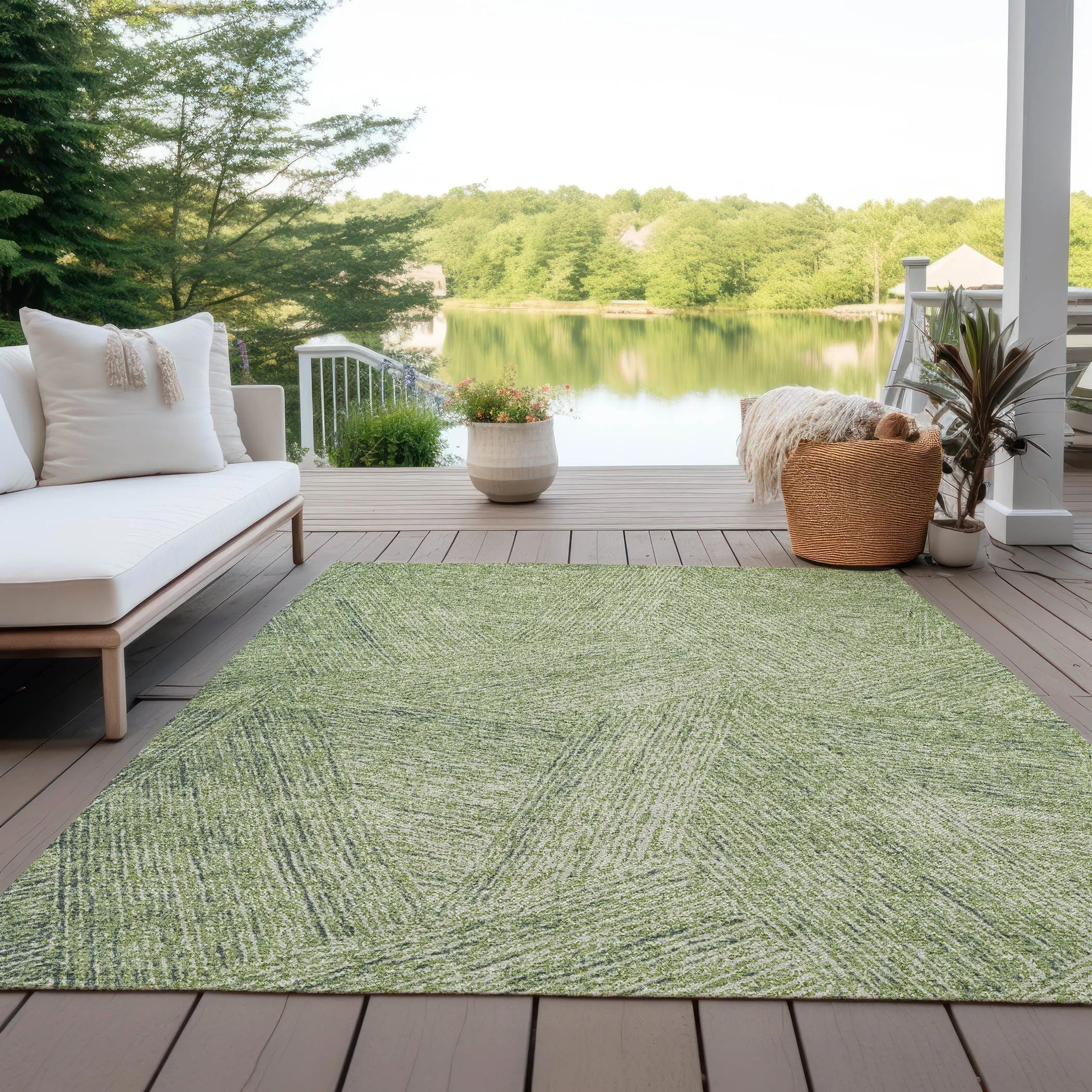 Machine Washable Indoor/ Outdoor Solid Geo Chantille Rug