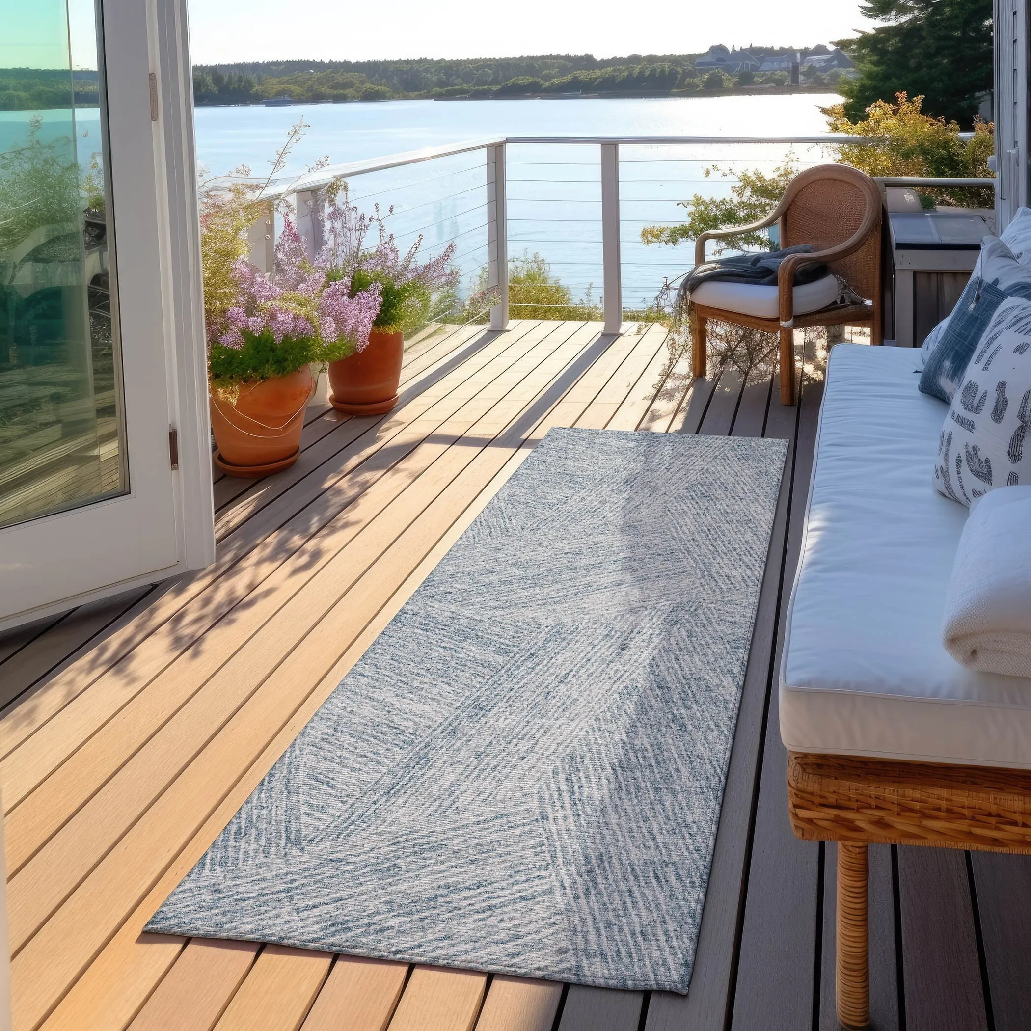 Machine Washable Indoor/ Outdoor Solid Geo Chantille Rug