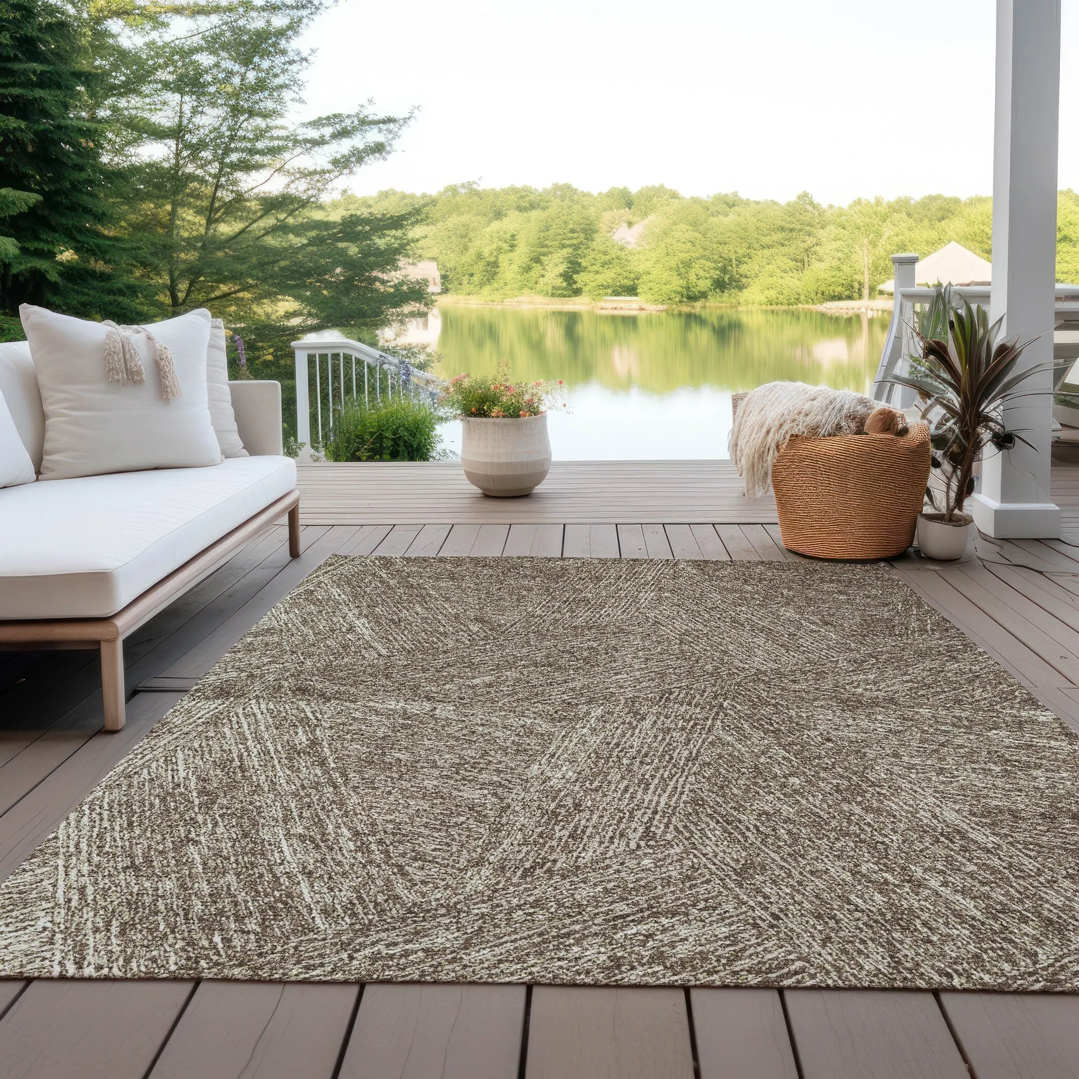 Machine Washable Indoor/ Outdoor Solid Geo Chantille Rug