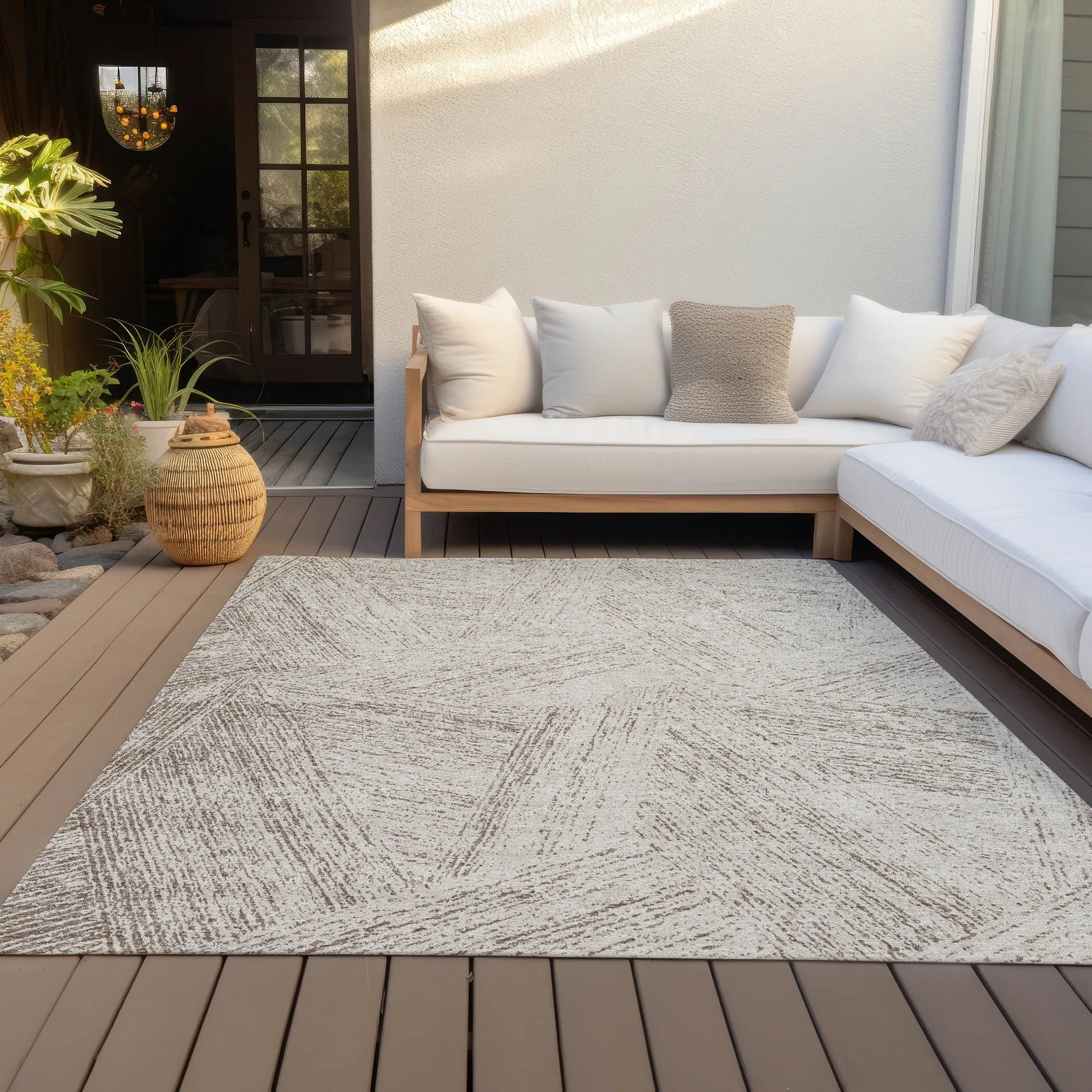 Machine Washable Indoor/ Outdoor Solid Geo Chantille Rug