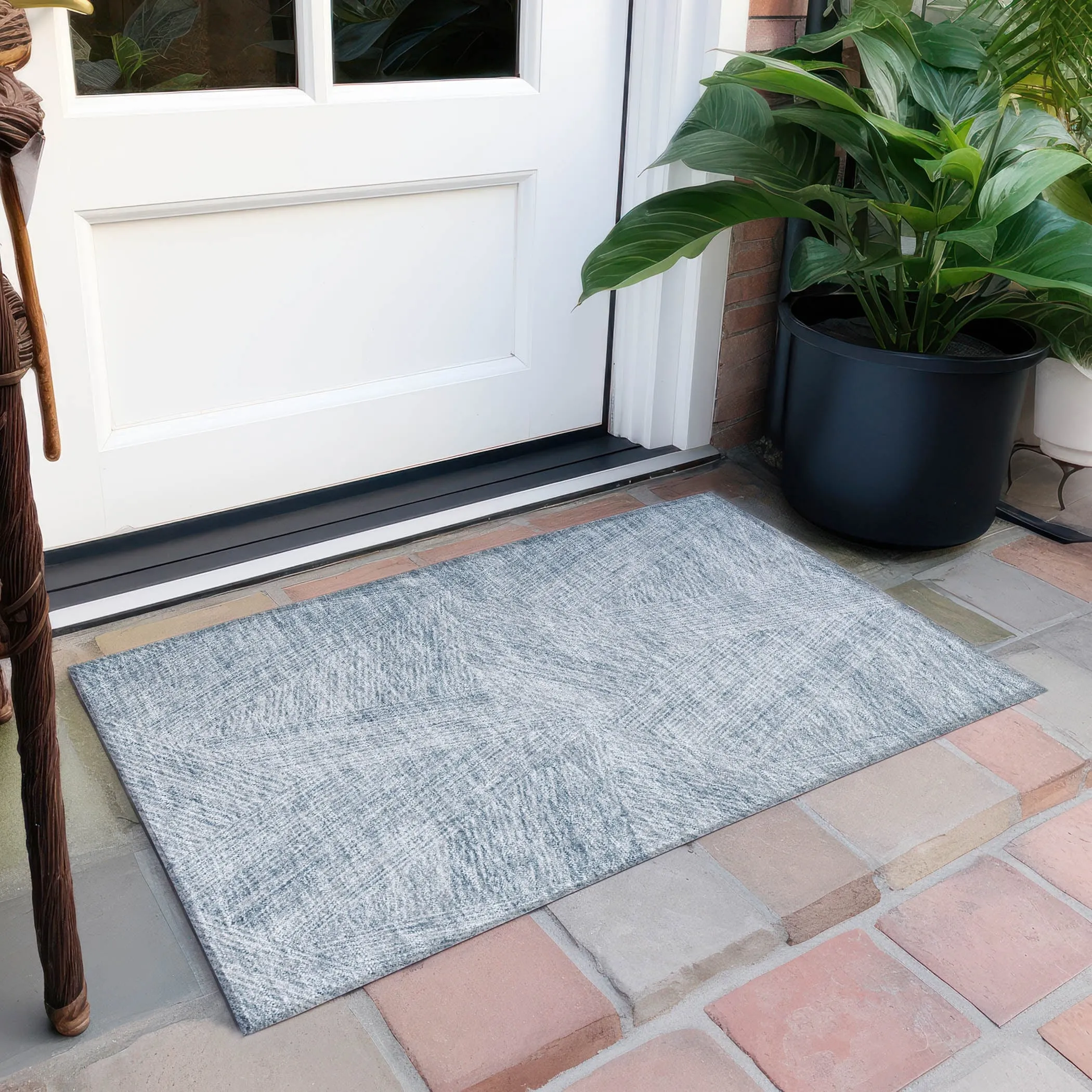 Machine Washable Indoor/ Outdoor Solid Geo Chantille Rug