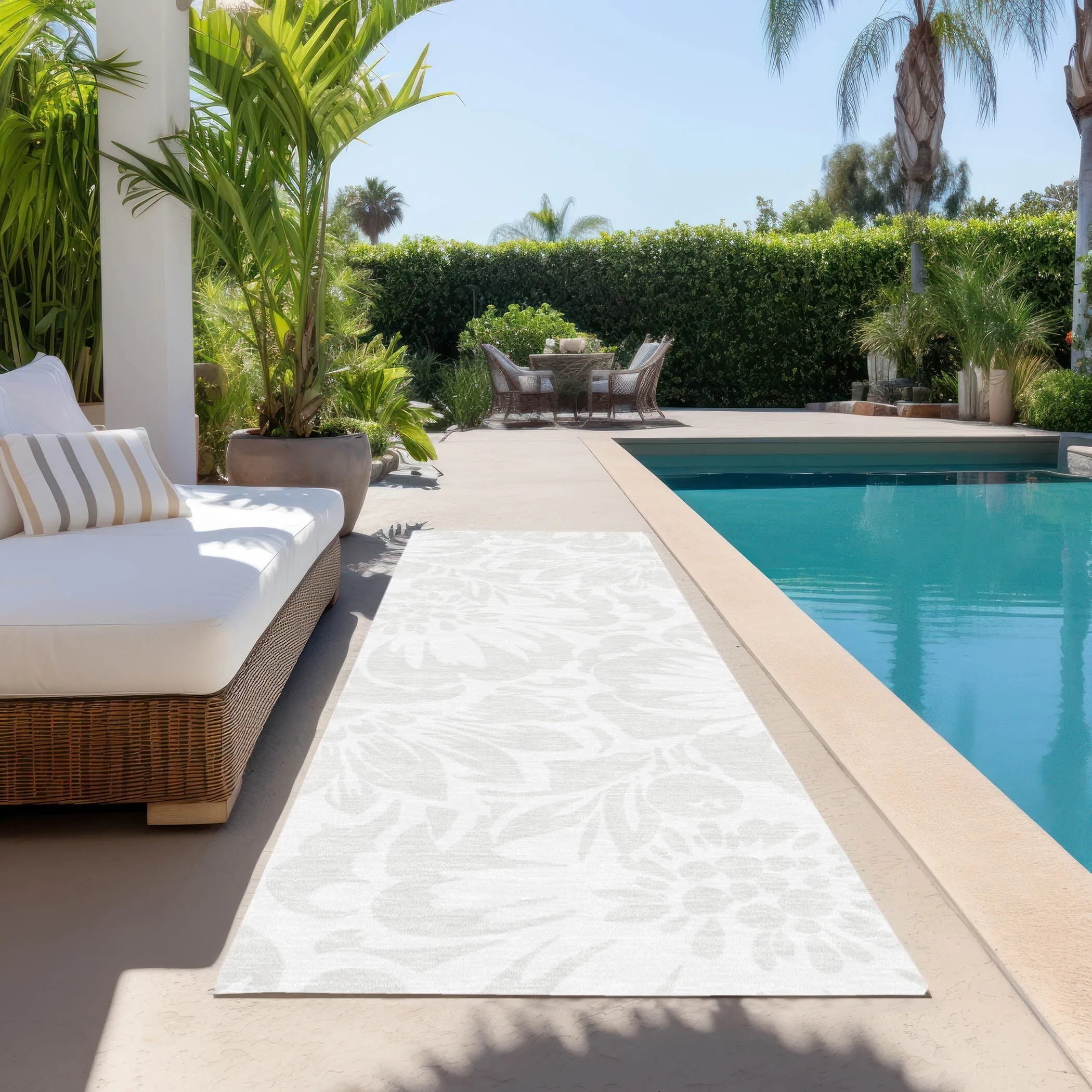 Machine Washable Indoor/ Outdoor Whimsy Floral Chantille Rug