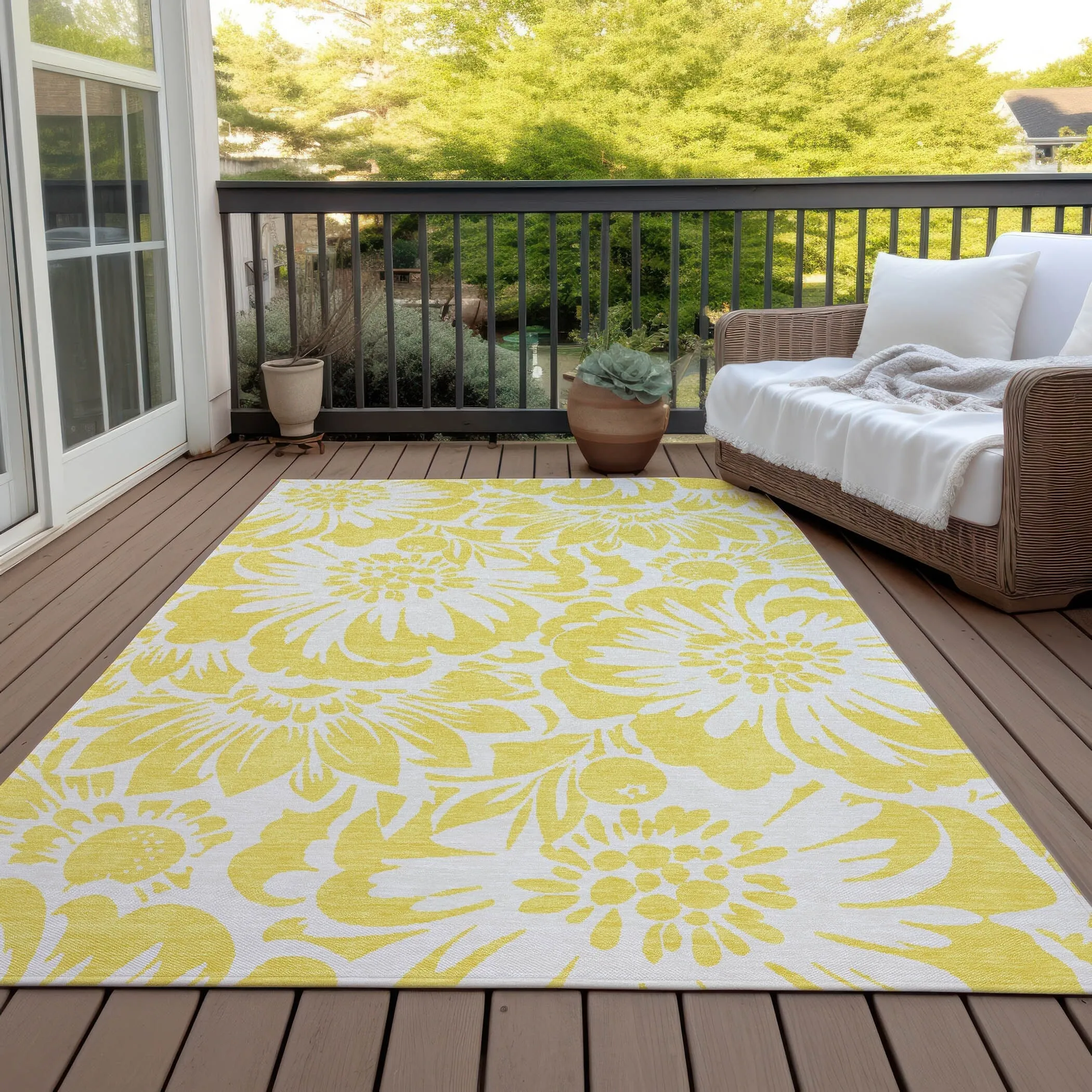 Machine Washable Indoor/ Outdoor Whimsy Floral Chantille Rug