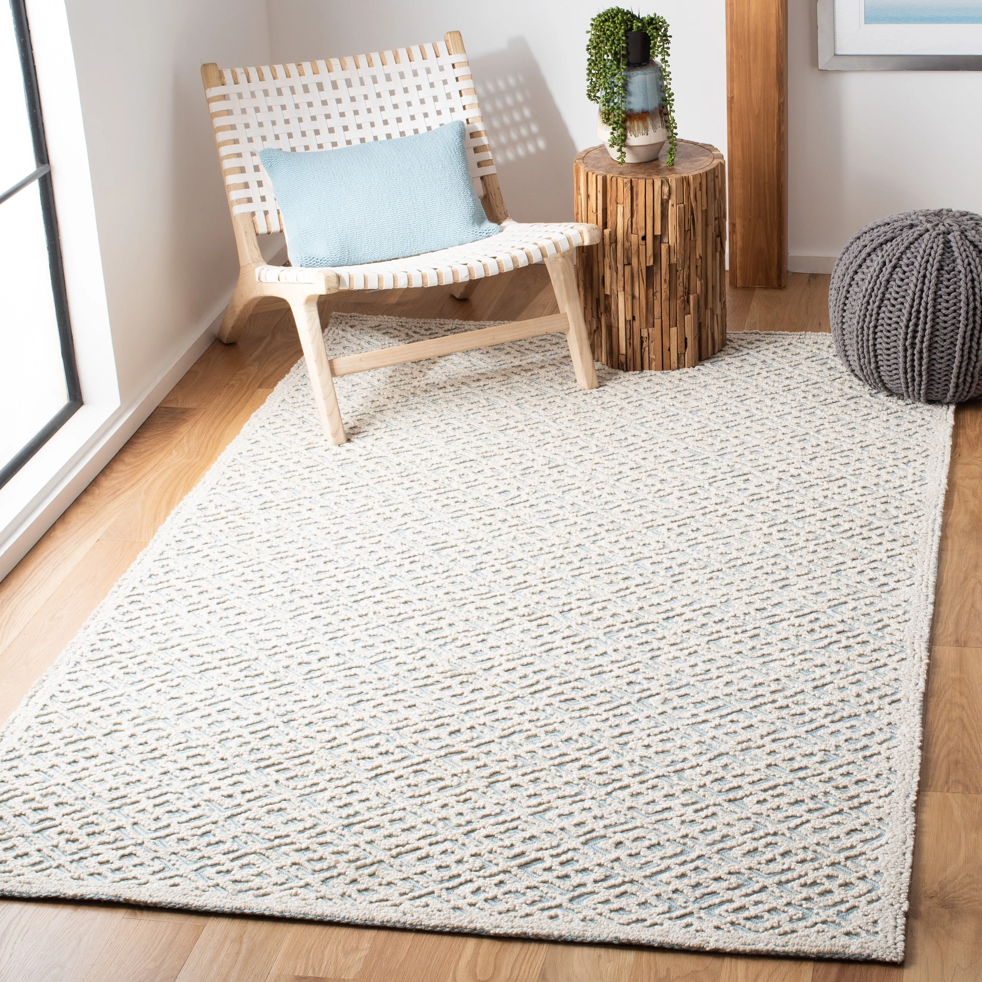 Martha Stewart by SAFAVIEH. Handmade Crocifissa Wool Rug