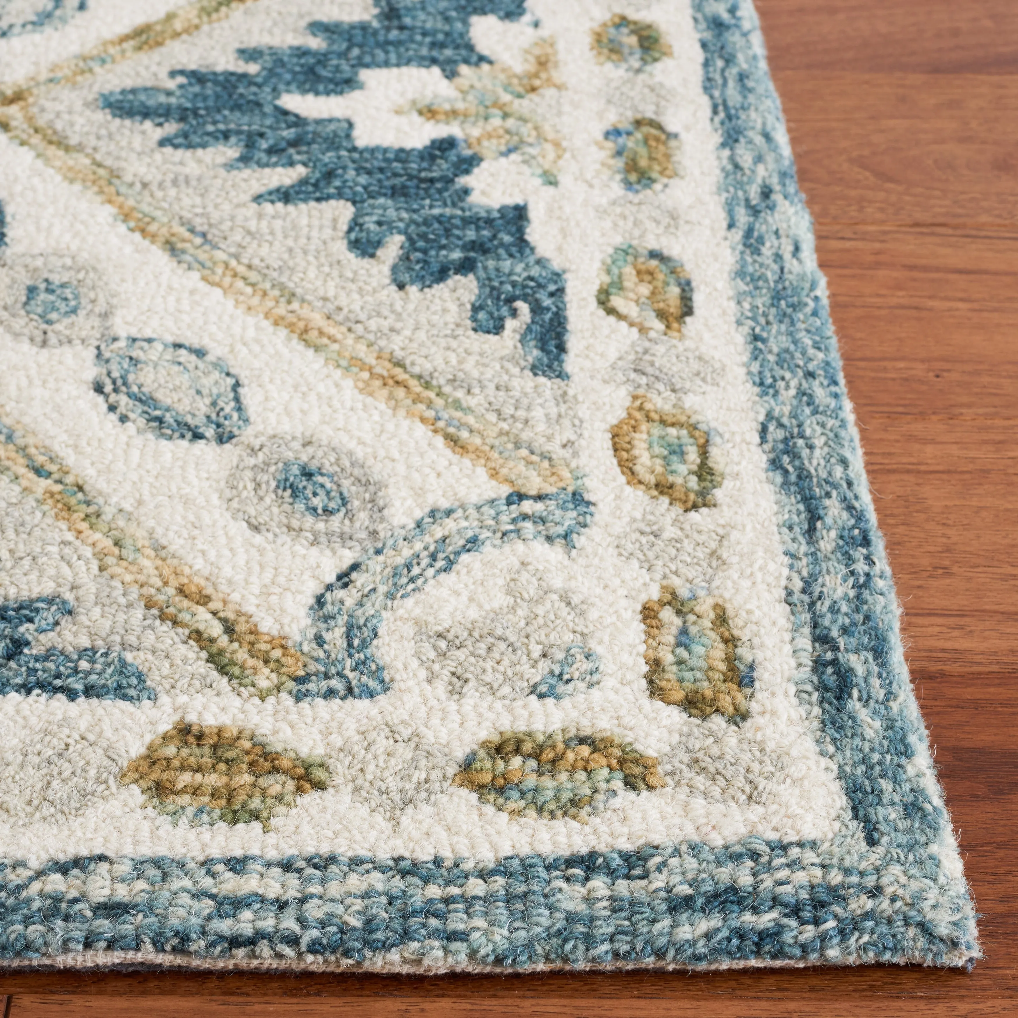 Martha Stewart by SAFAVIEH Handmade Heleena Wool Rug