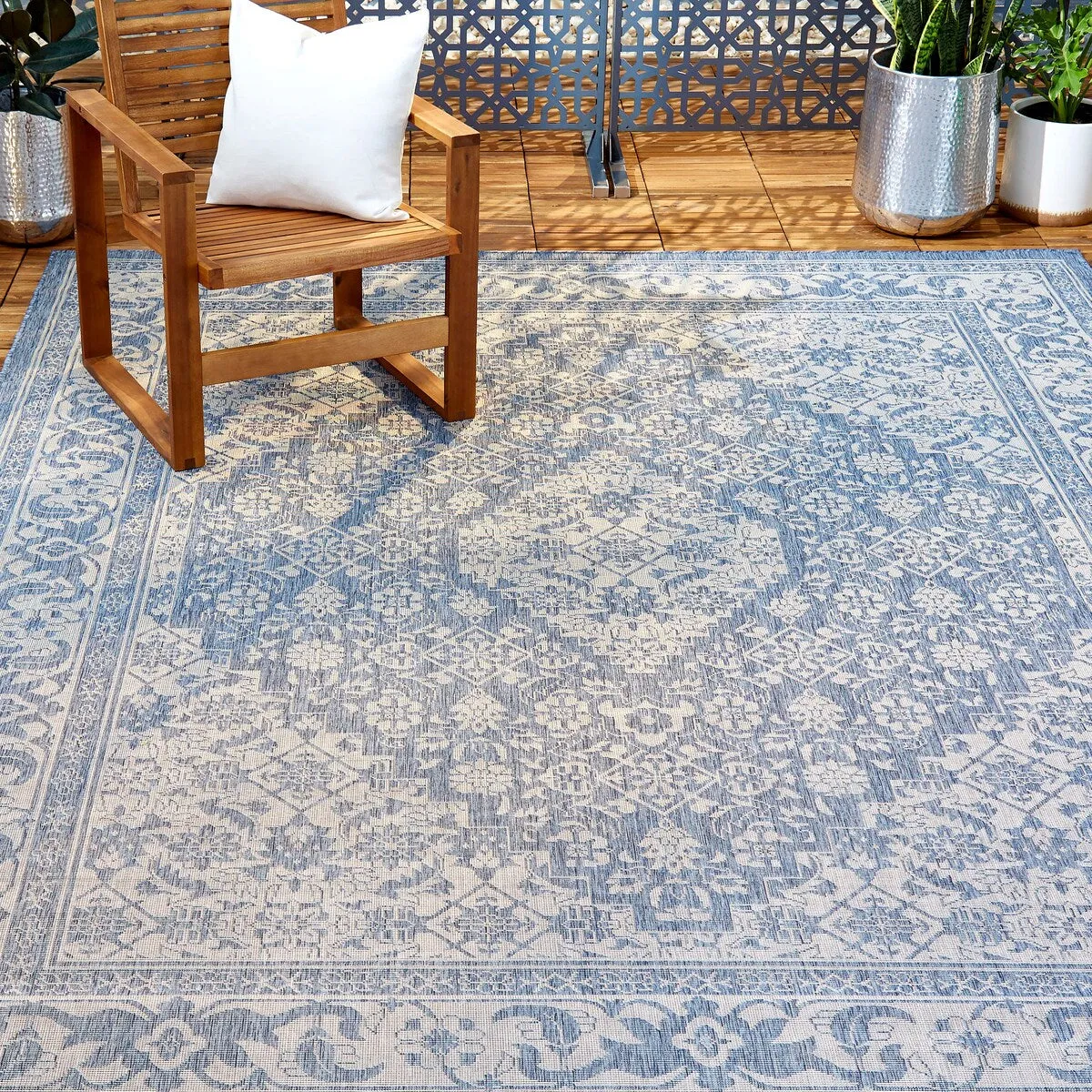 Nicole Miller New York Patio Country Dahlia Indoor/Outdoor Area Rug