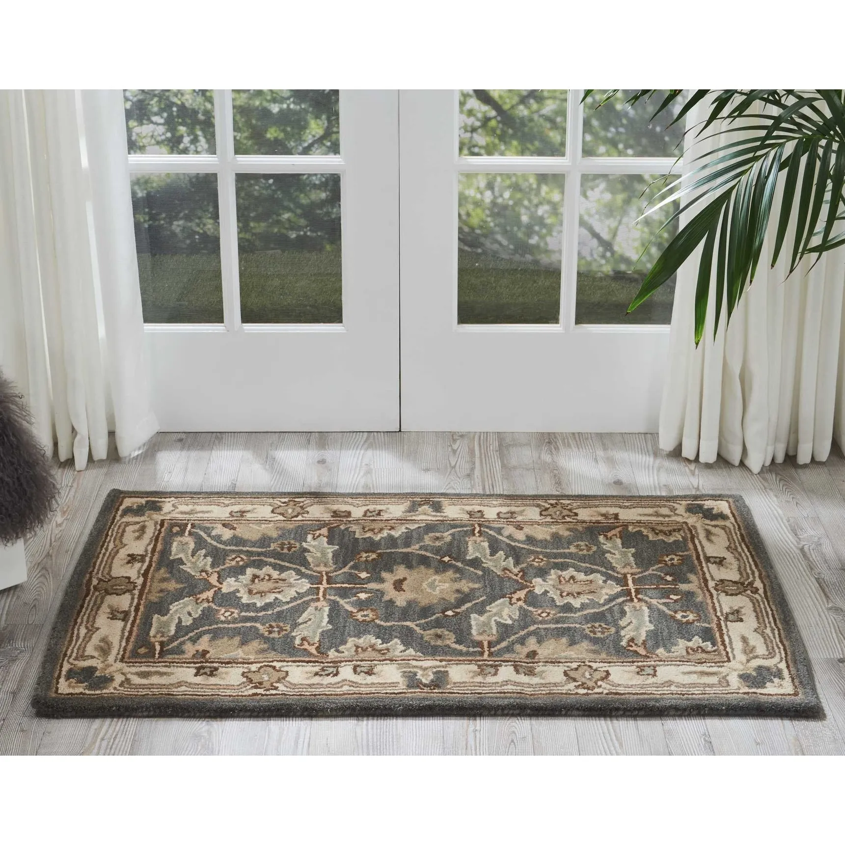 Nourison Hand-tufted Wool Persian Vine and Bloom Area Rug