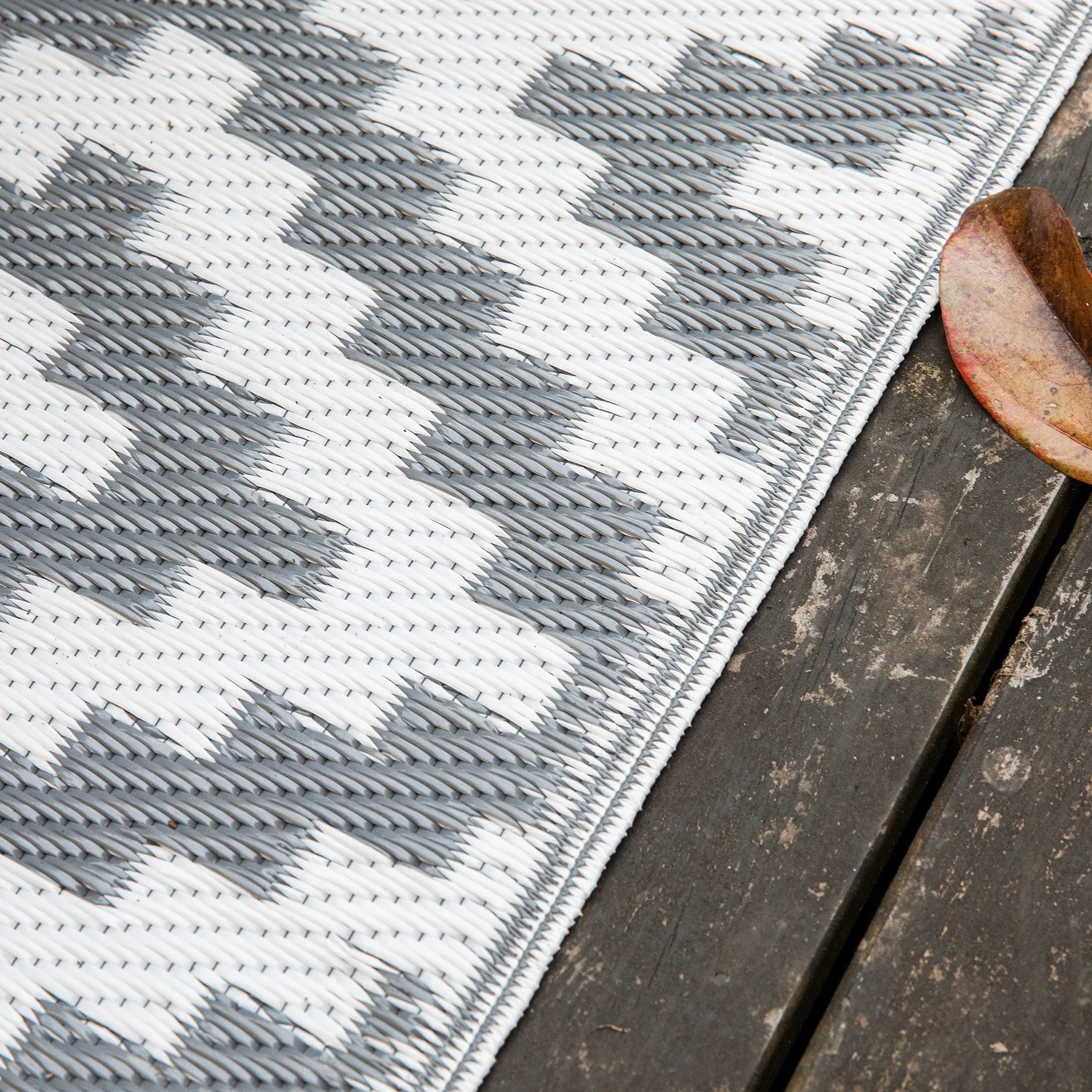 Nuu Garden Outdoor Reversible Rug. Rectangular Foldable Mat. Camping. RV. Gray & White Color