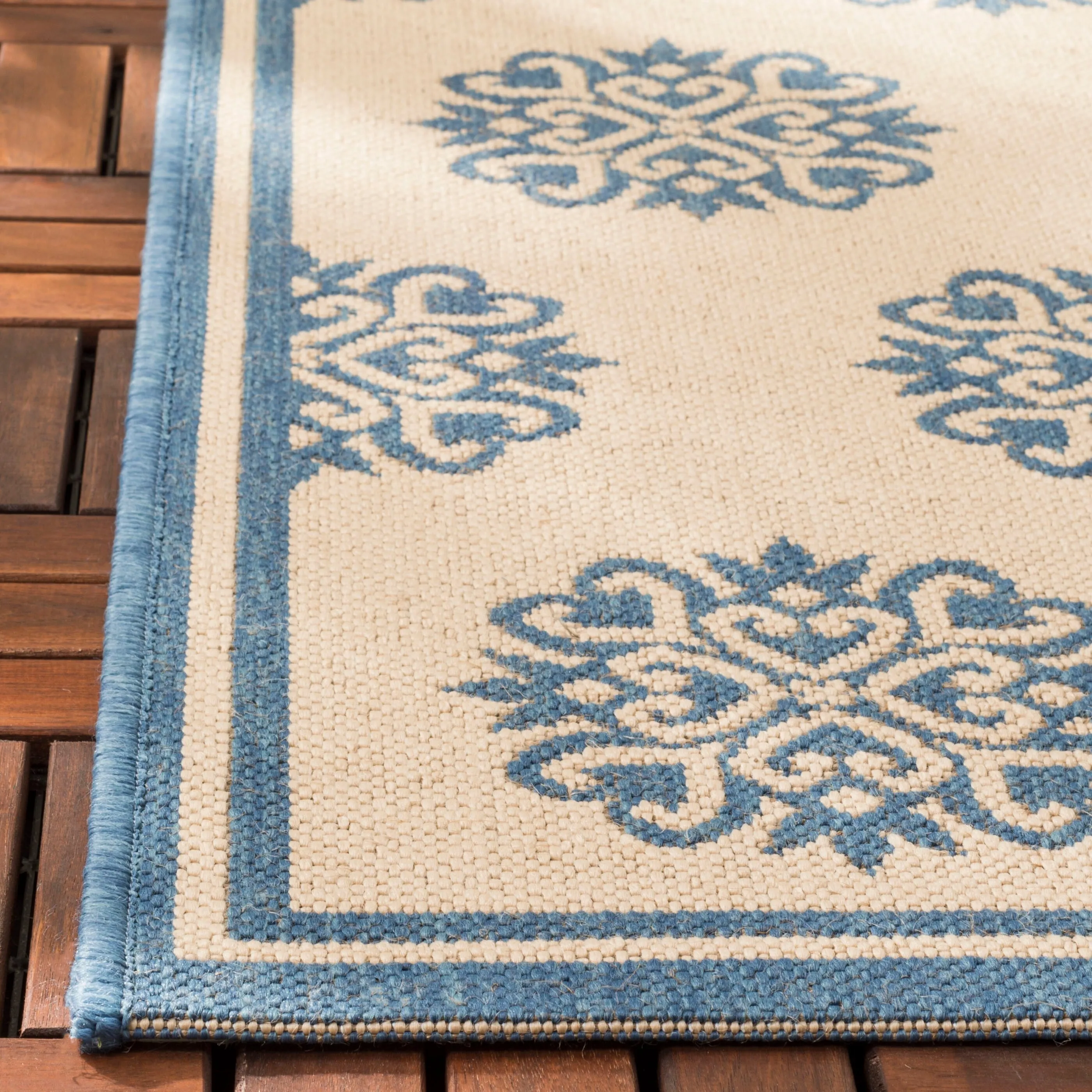 SAFAVIEH Beach House Indoor/ Outdoor Waterproof Patio Backyard Rug