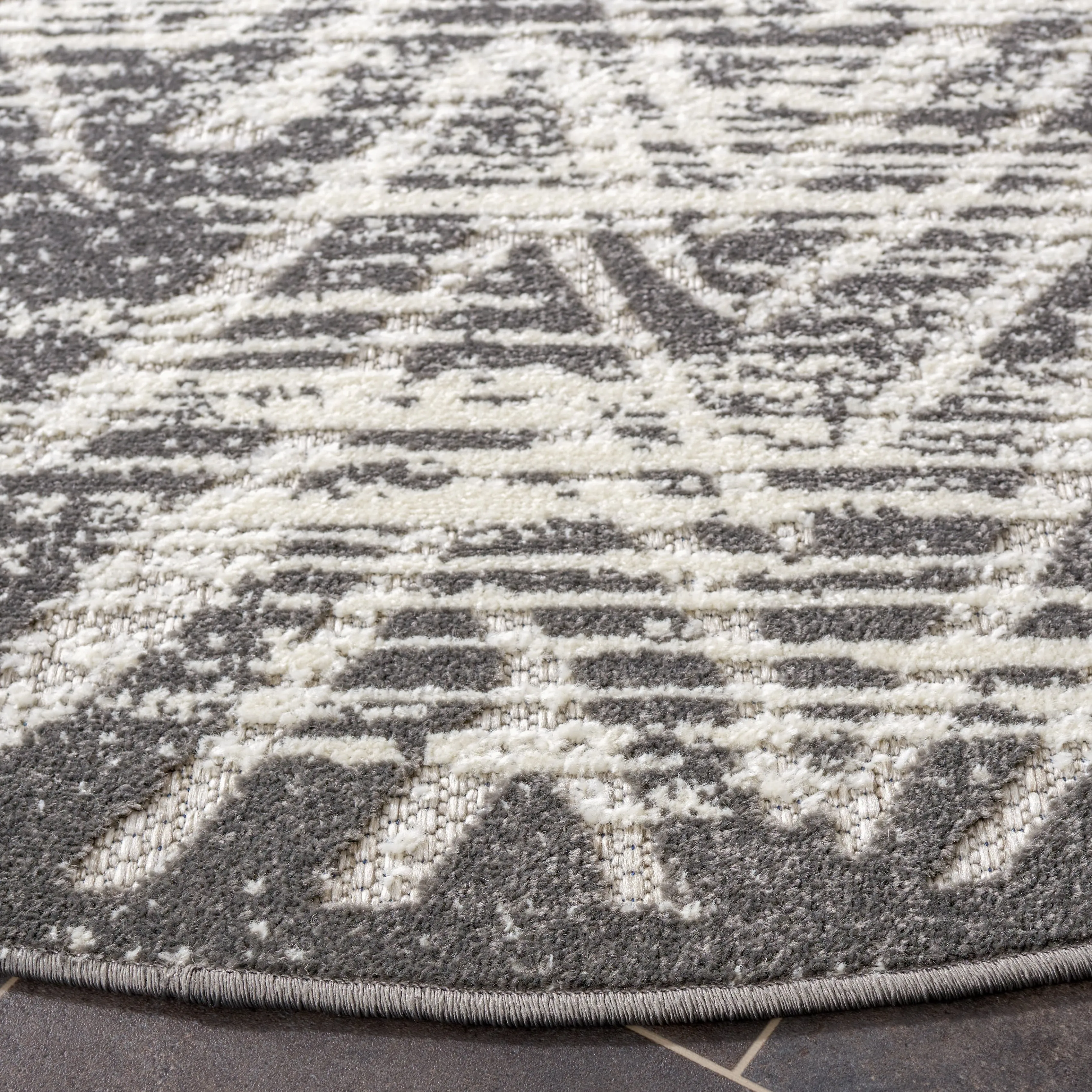 SAFAVIEH Cottage Eibhlis Chevron Waterproof Patio Backyard Rug