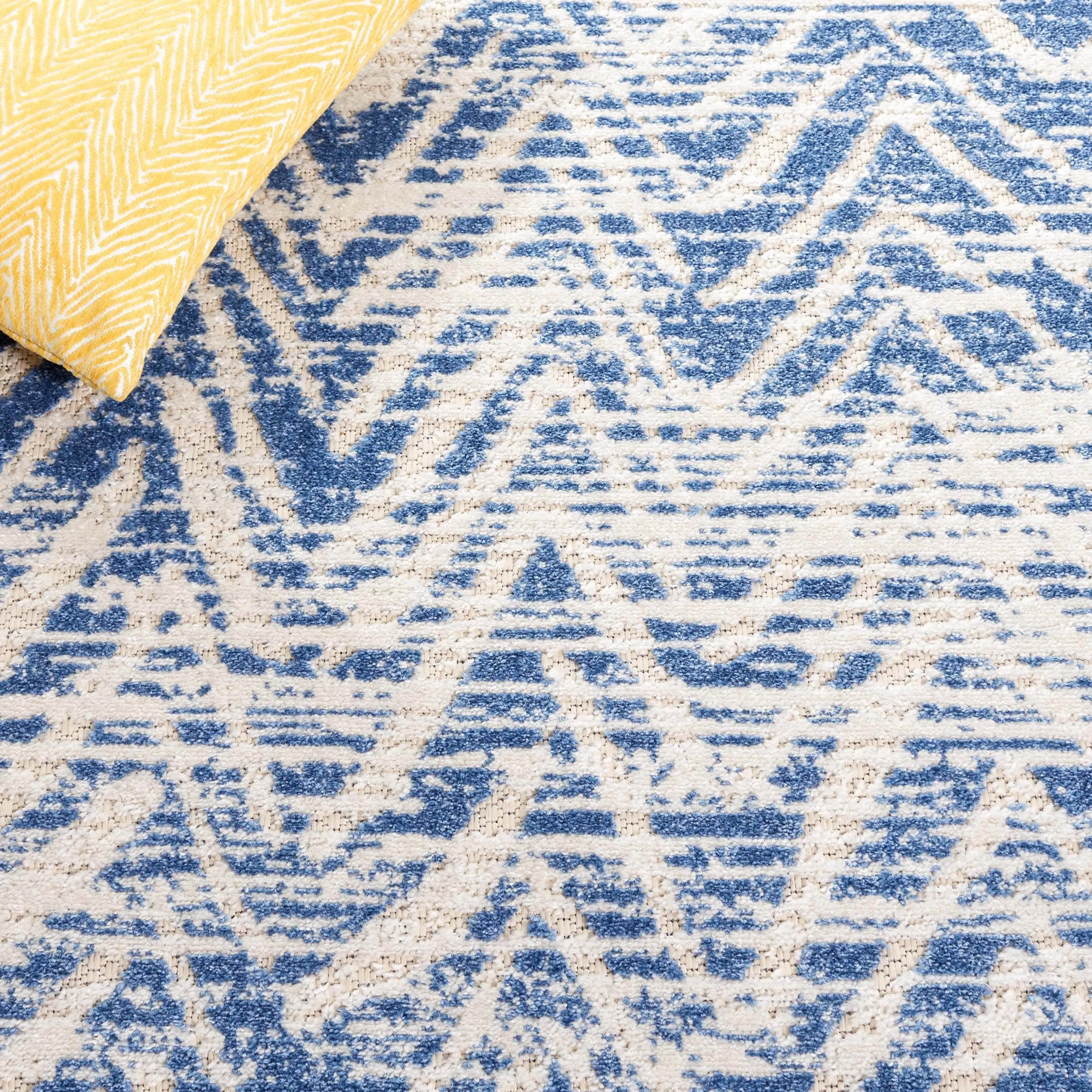 SAFAVIEH Cottage Eibhlis Chevron Waterproof Patio Backyard Rug
