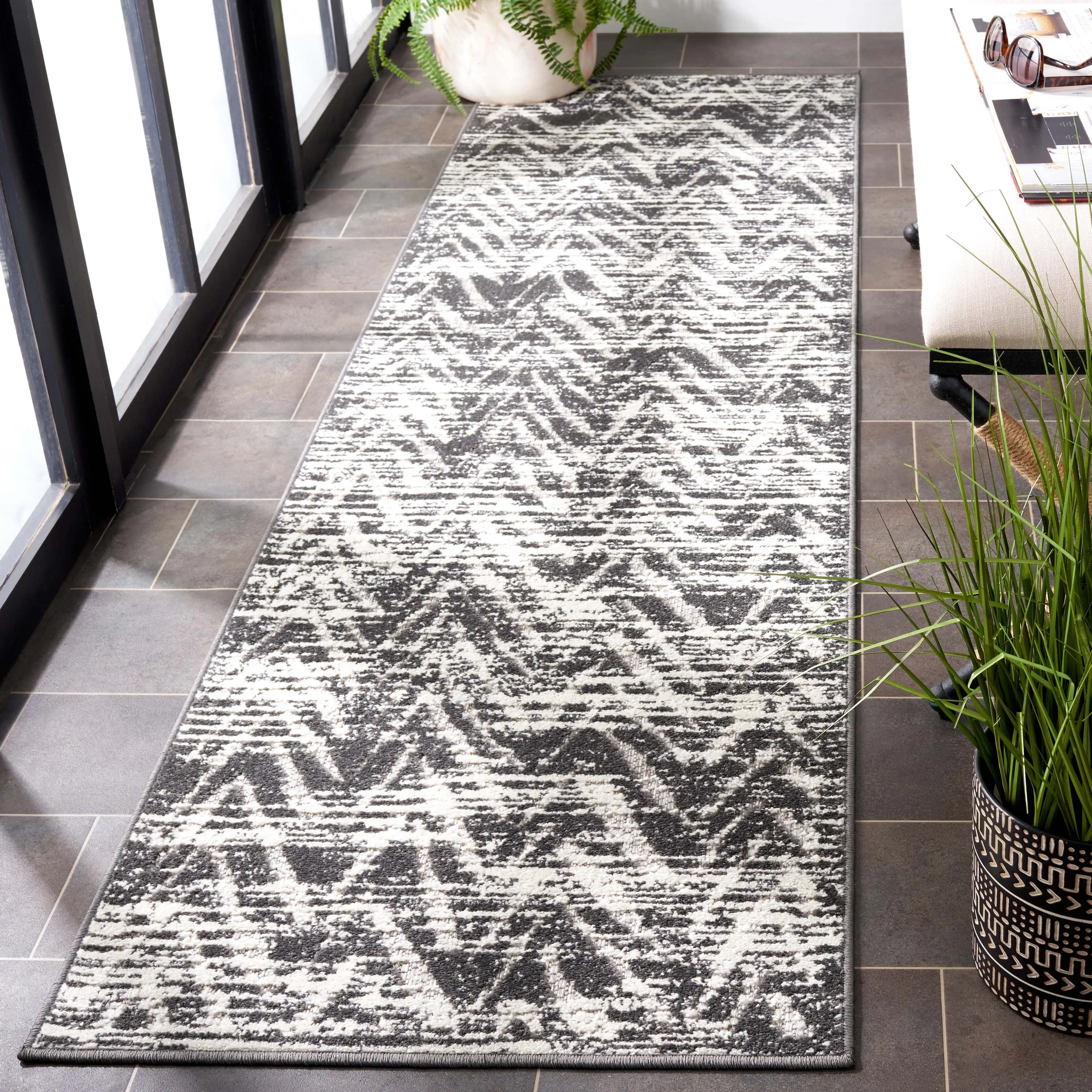 SAFAVIEH Cottage Eibhlis Chevron Waterproof Patio Backyard Rug