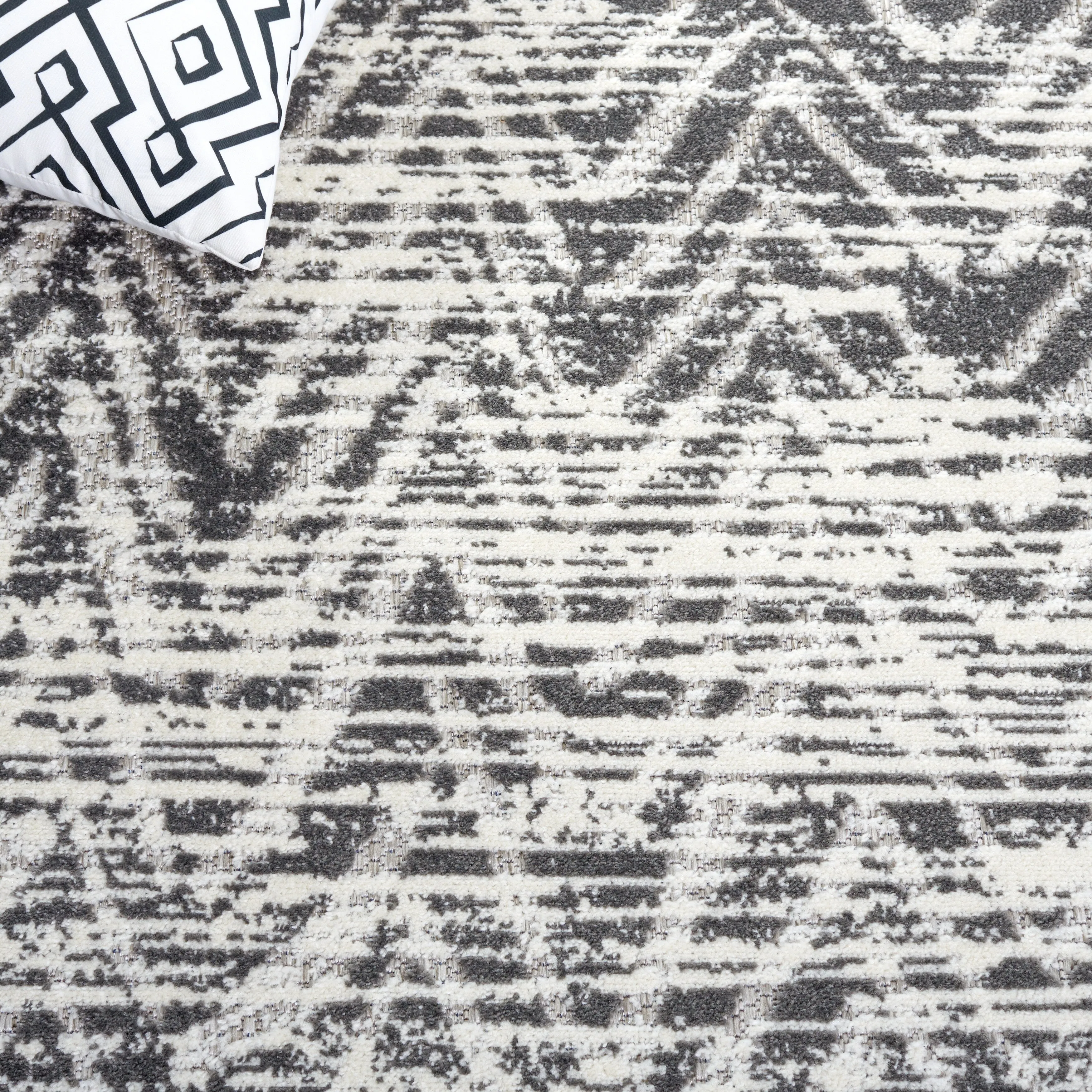 SAFAVIEH Cottage Eibhlis Chevron Waterproof Patio Backyard Rug