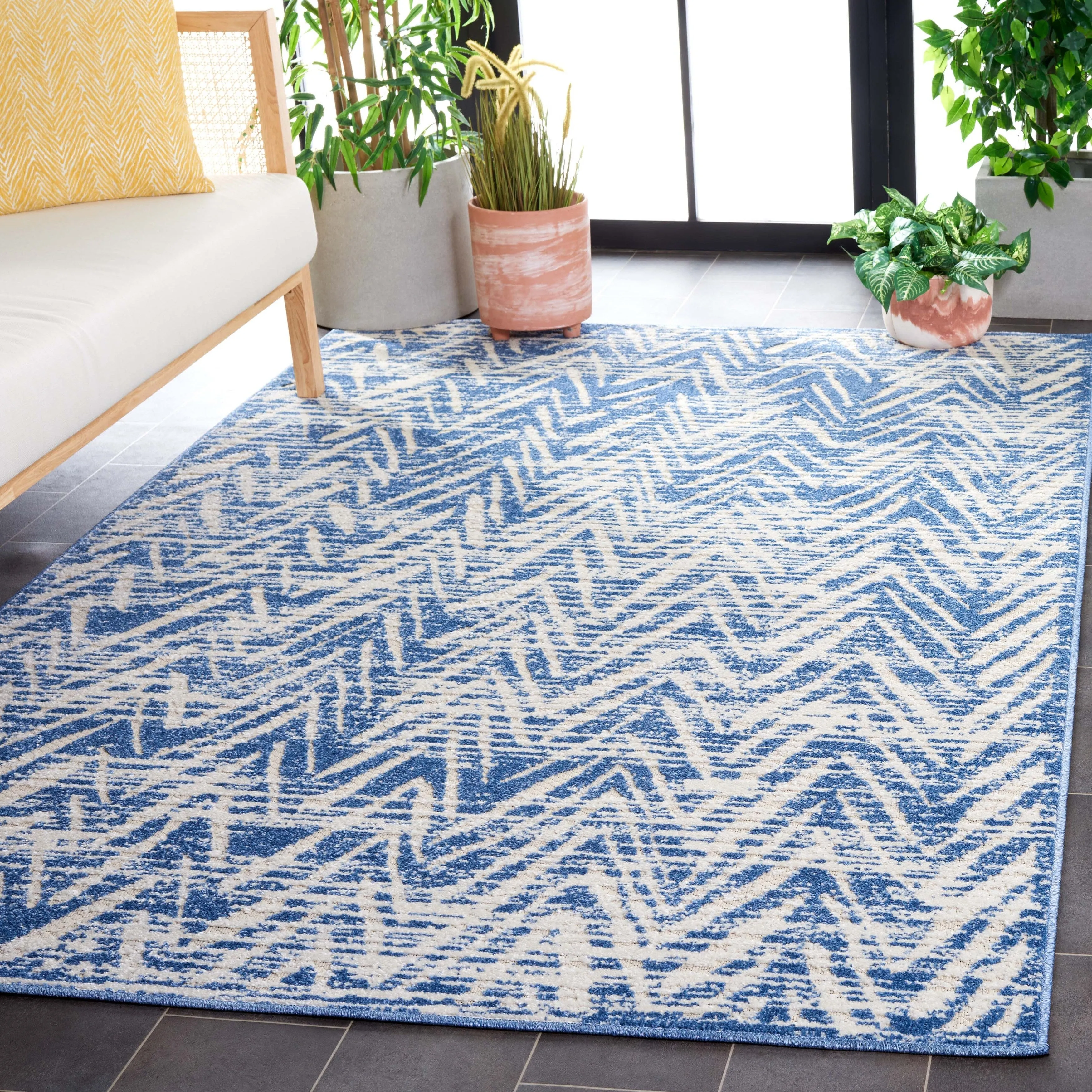 SAFAVIEH Cottage Eibhlis Chevron Waterproof Patio Backyard Rug