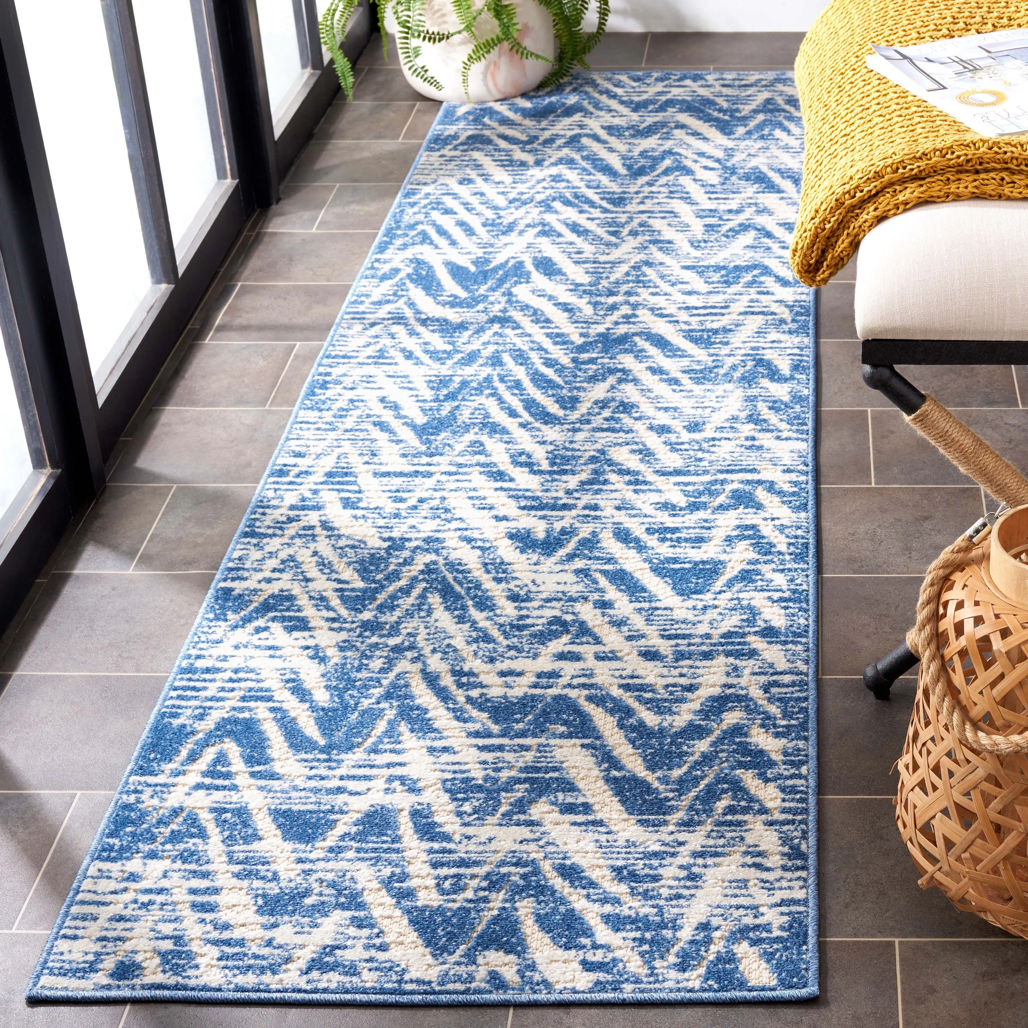 SAFAVIEH Cottage Eibhlis Chevron Waterproof Patio Backyard Rug