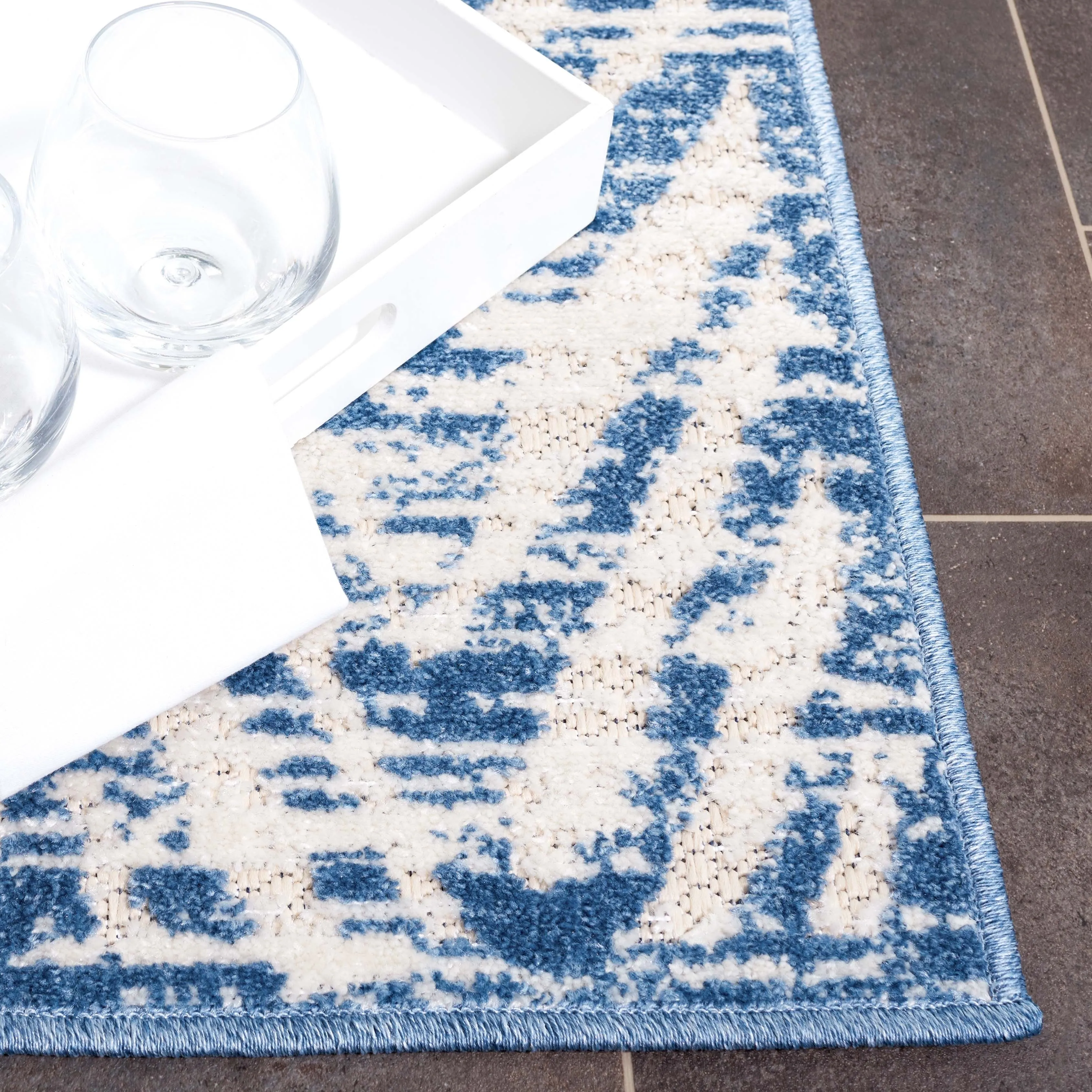 SAFAVIEH Cottage Eibhlis Chevron Waterproof Patio Backyard Rug