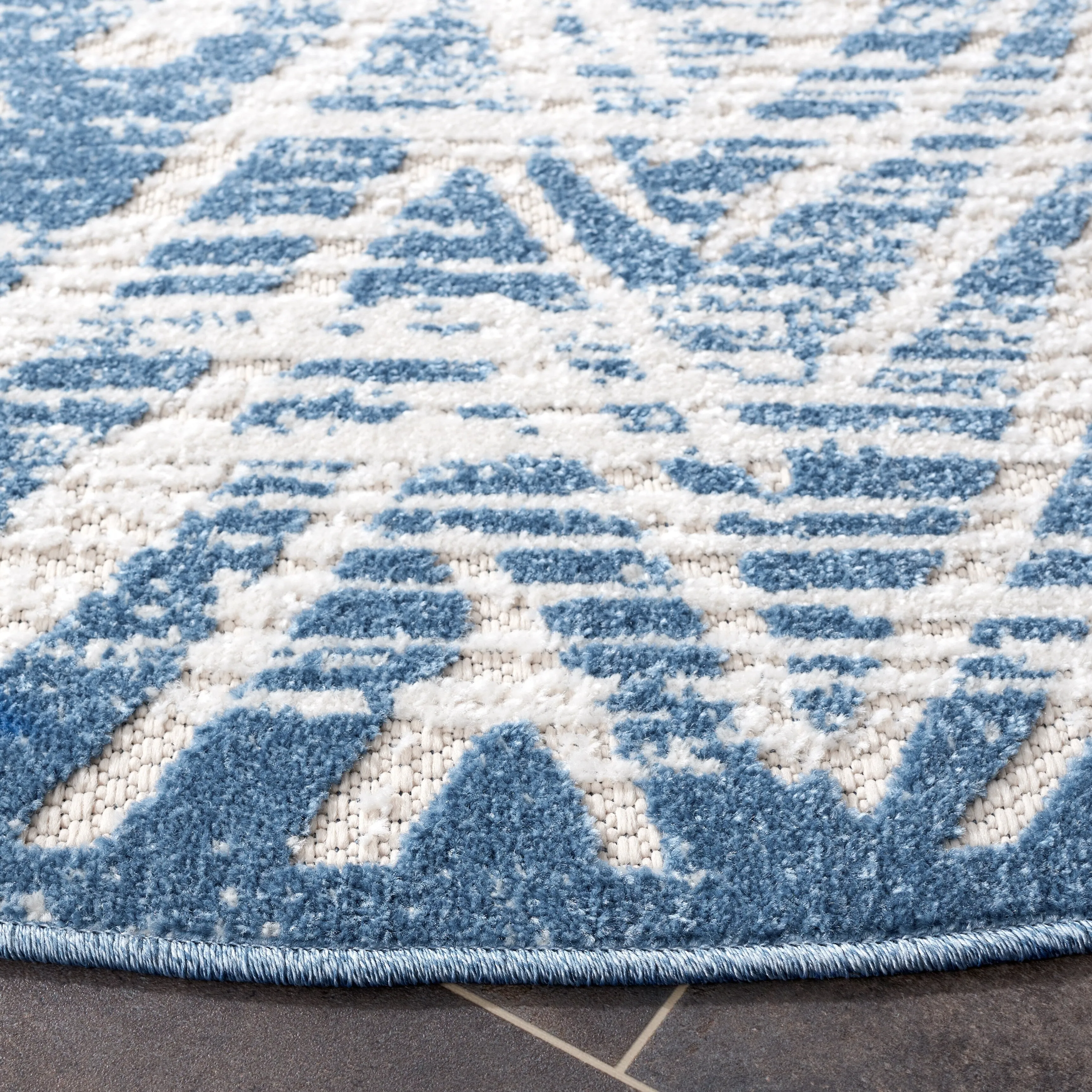 SAFAVIEH Cottage Eibhlis Chevron Waterproof Patio Backyard Rug