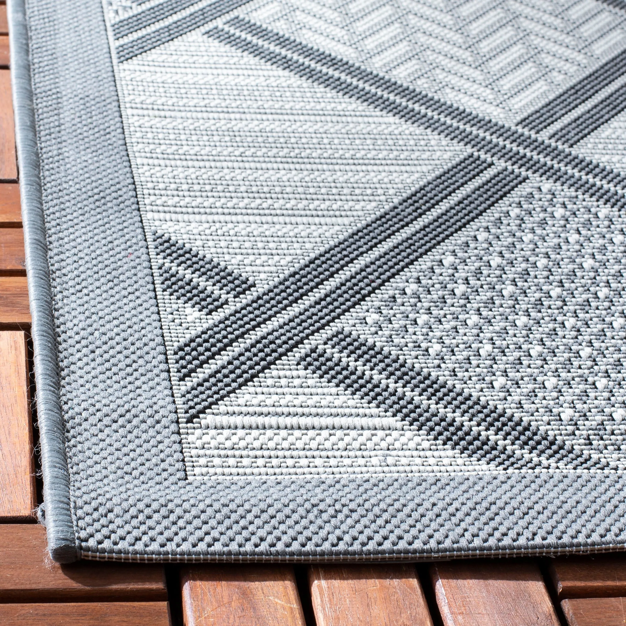 SAFAVIEH Courtyard Darlyne Indoor/ Outdoor Waterproof Patio Backyard Rug