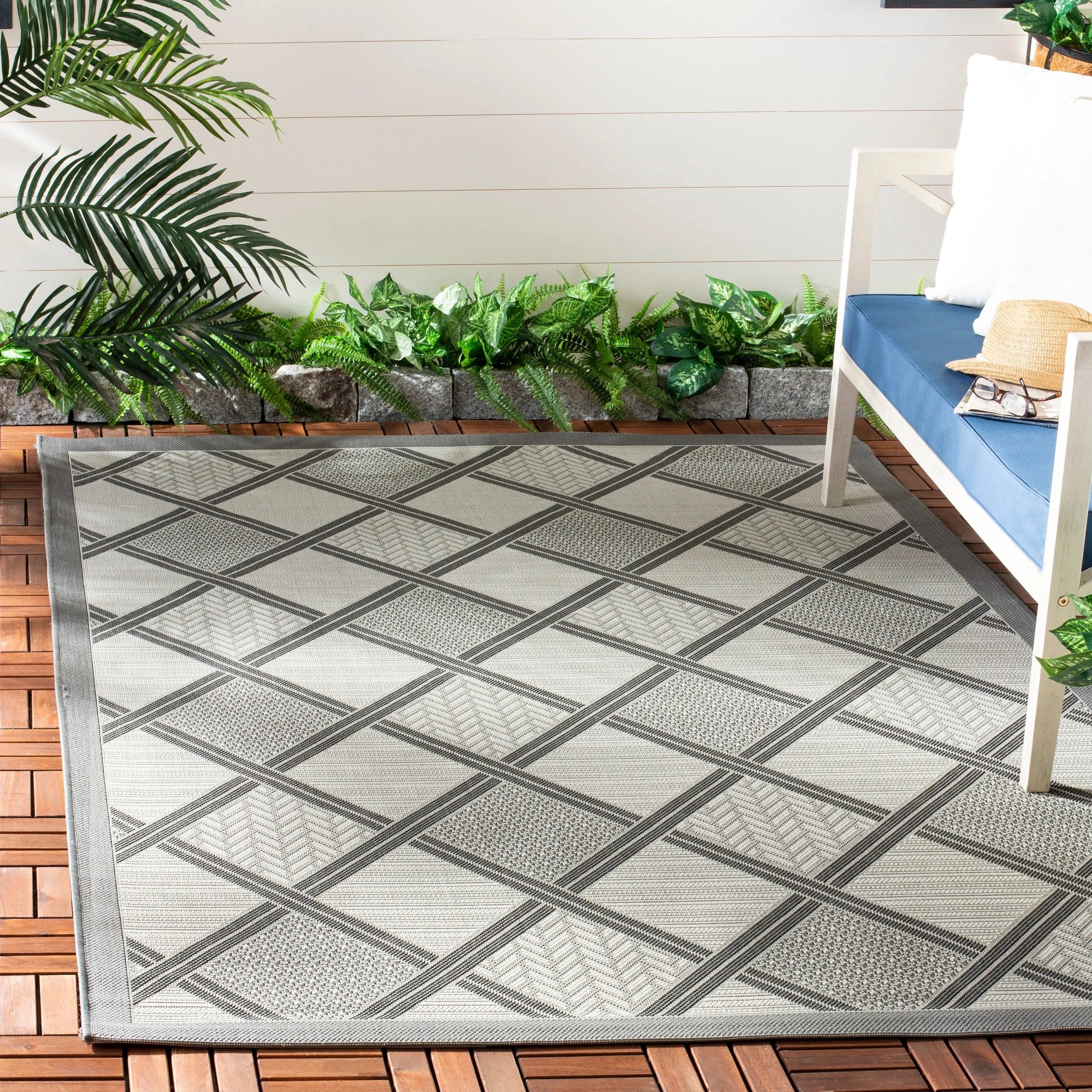 SAFAVIEH Courtyard Darlyne Indoor/ Outdoor Waterproof Patio Backyard Rug