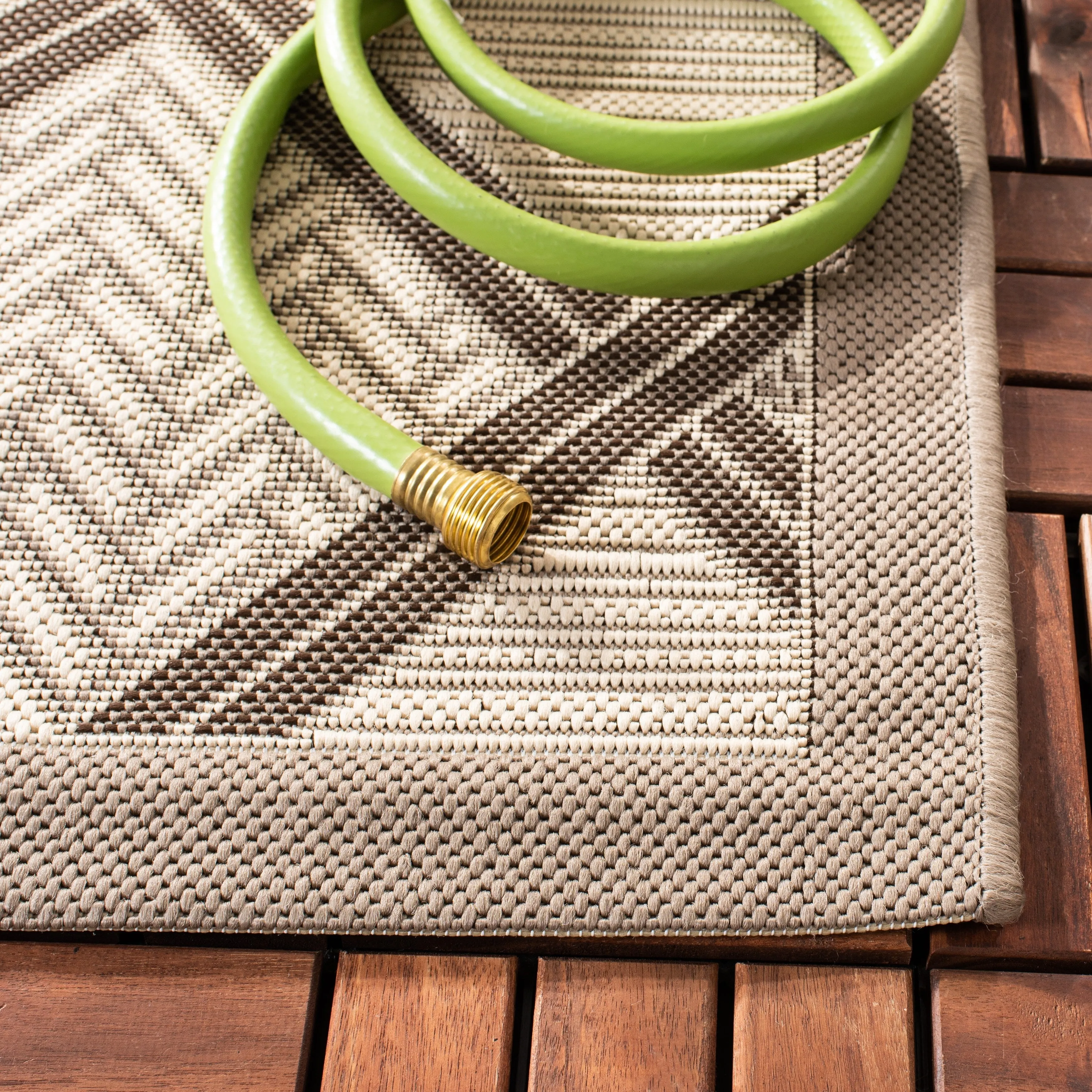 SAFAVIEH Courtyard Darlyne Indoor/ Outdoor Waterproof Patio Backyard Rug
