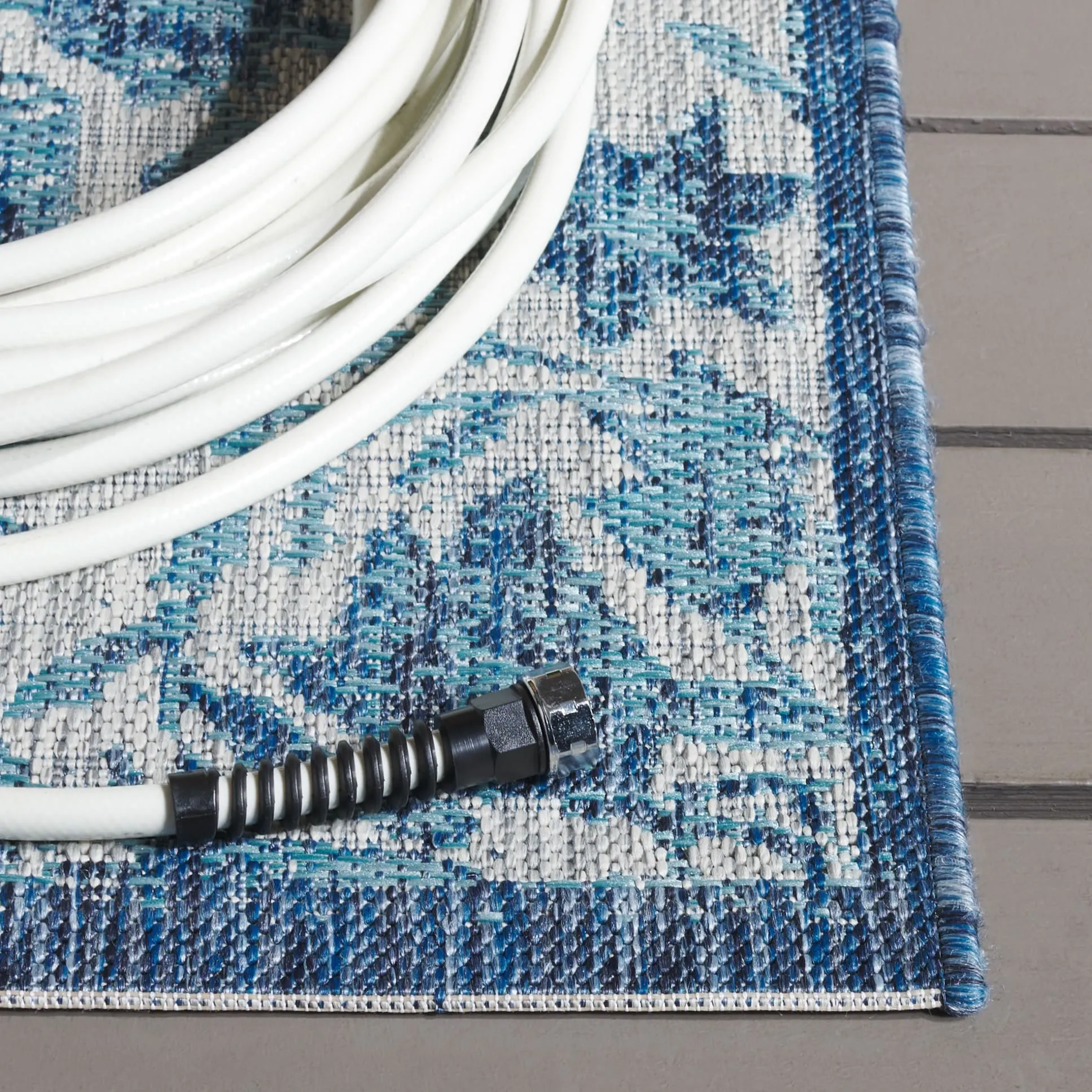 SAFAVIEH Courtyard Ossie Indoor/Outdoor Rug
