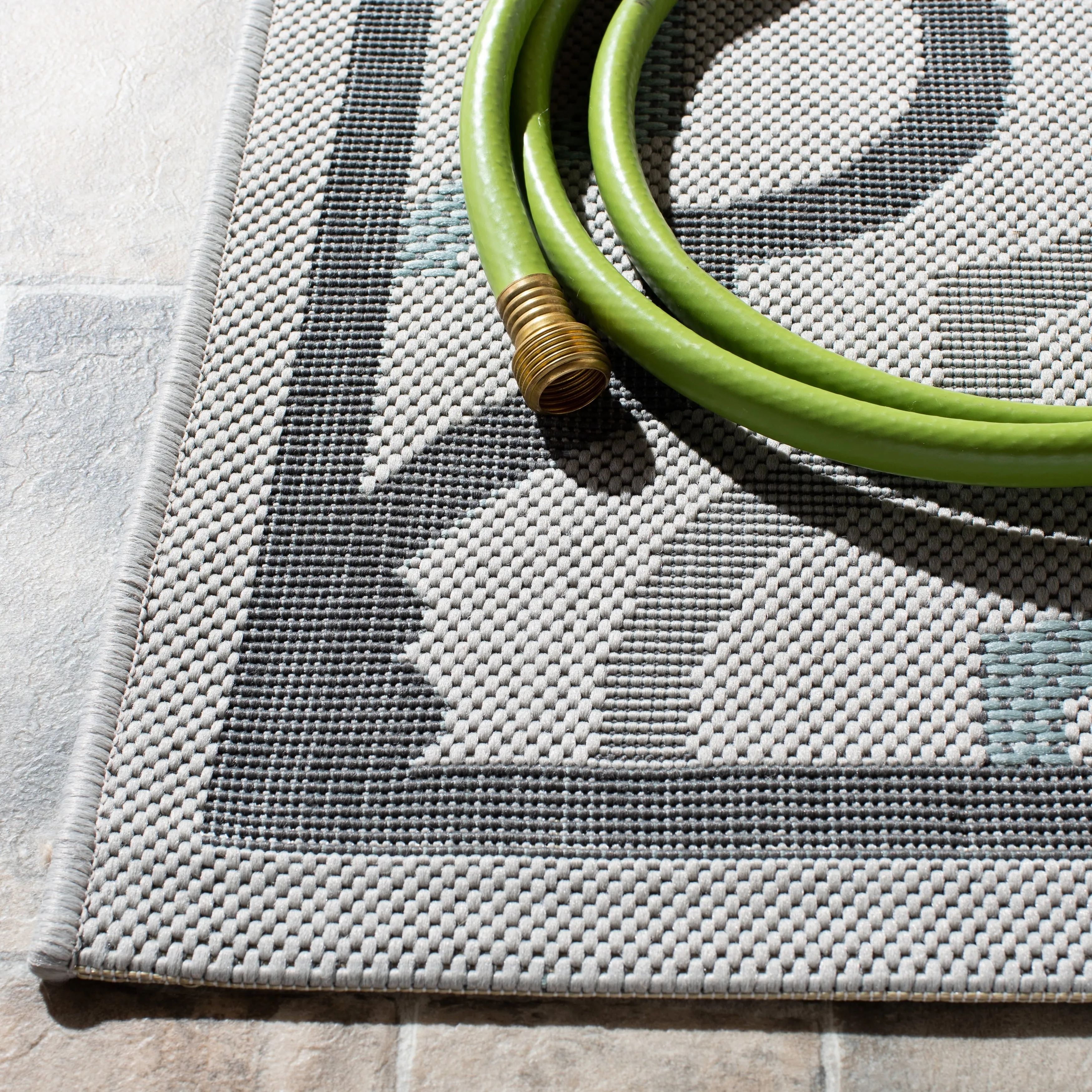 SAFAVIEH Courtyard Oyvor Indoor/ Outdoor Waterproof Patio Backyard Rug