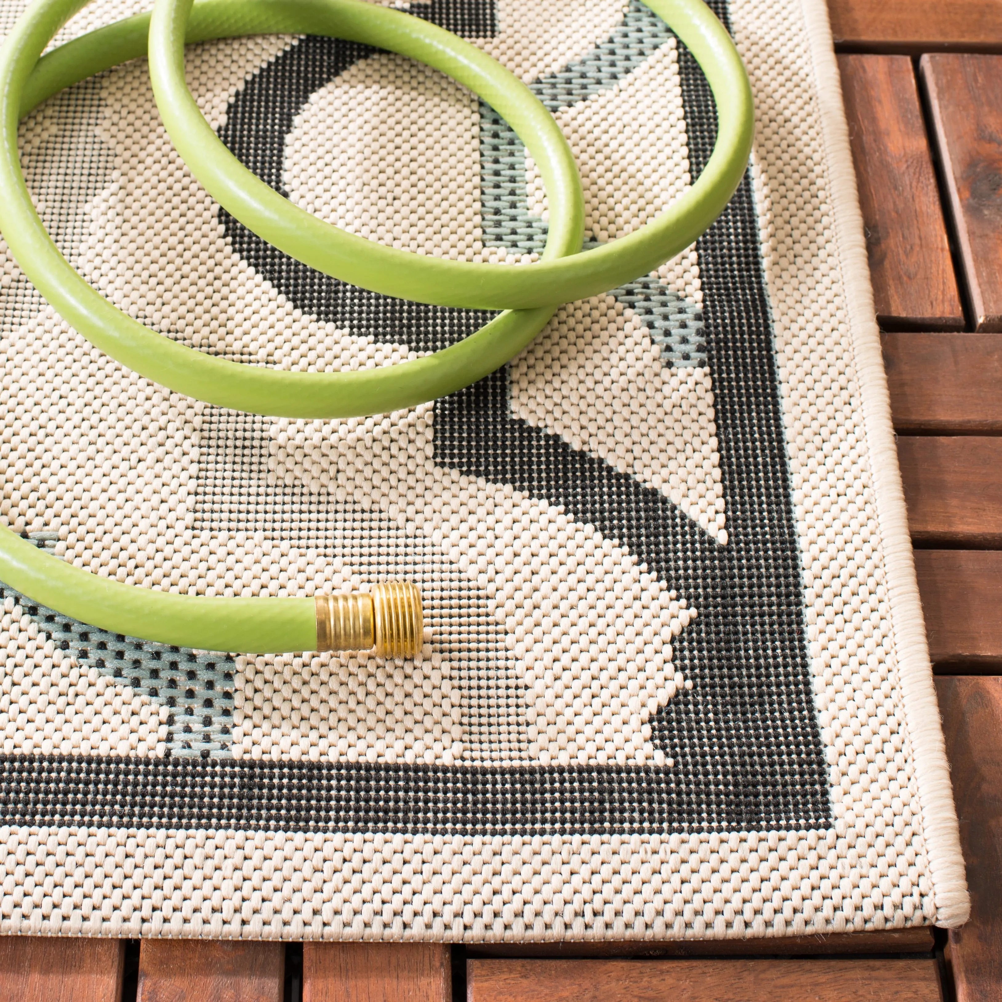 SAFAVIEH Courtyard Oyvor Indoor/ Outdoor Waterproof Patio Backyard Rug