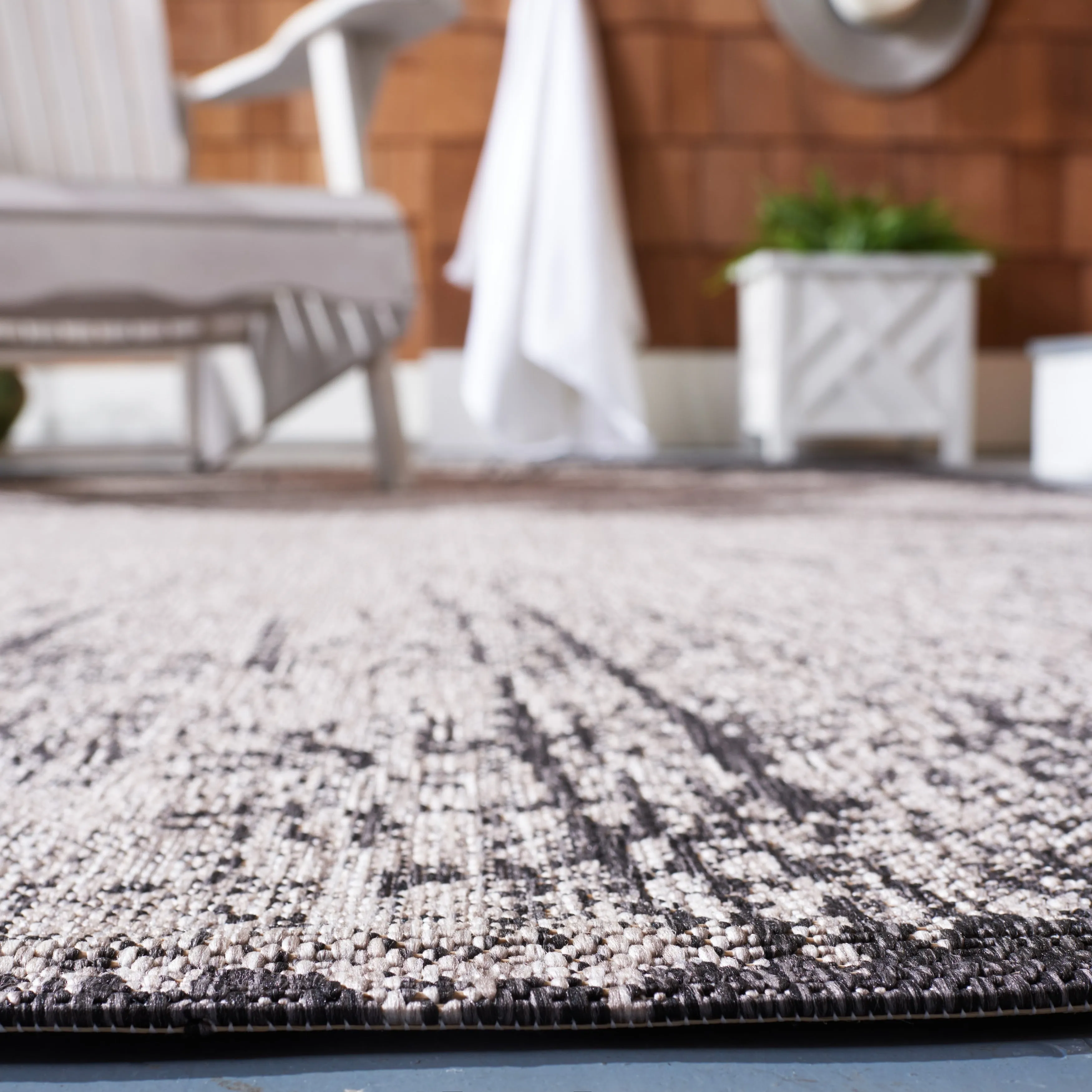 SAFAVIEH Courtyard Sabaha Indoor/Outdoor Waterproof Patio Backyard Rug