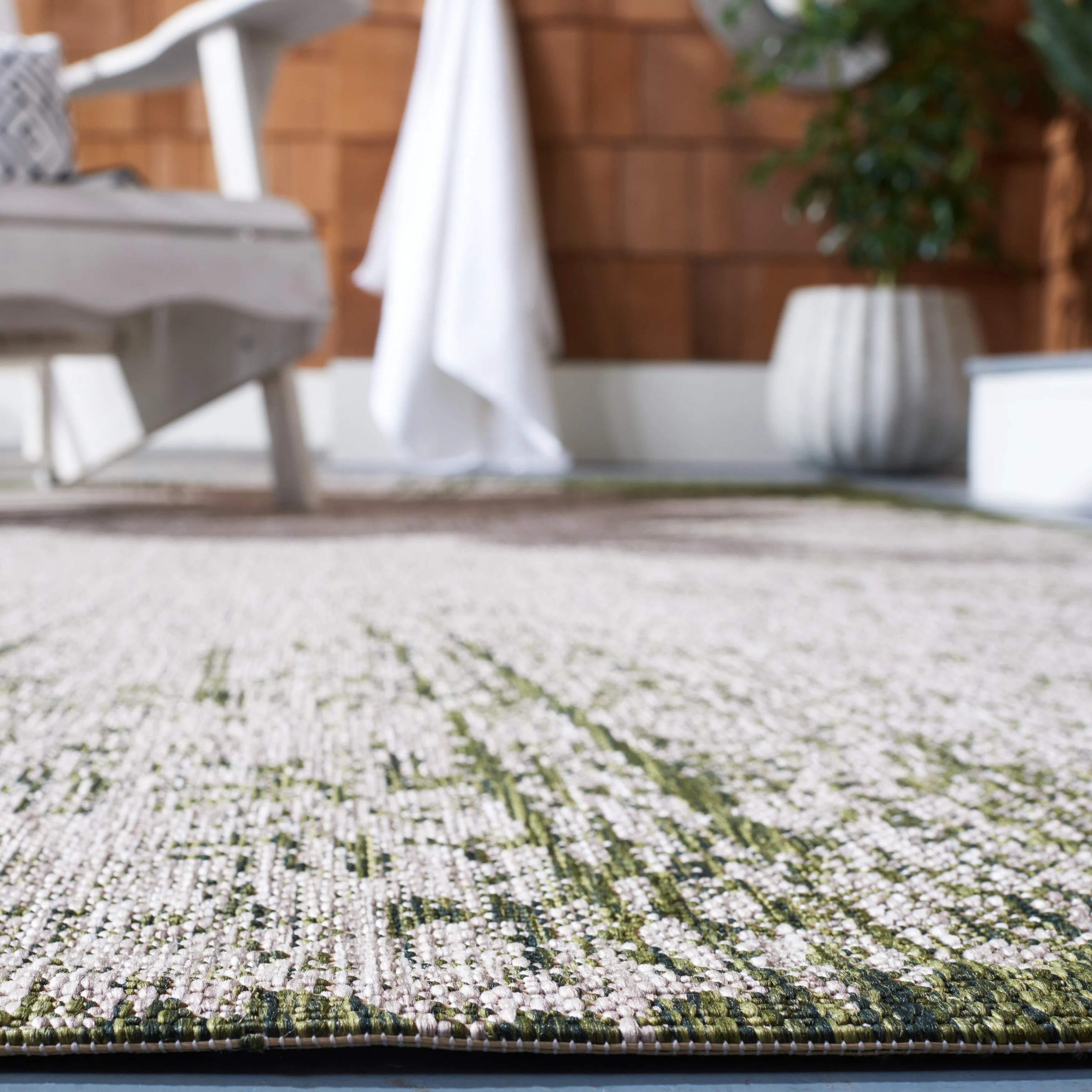 SAFAVIEH Courtyard Sabaha Indoor/Outdoor Waterproof Patio Backyard Rug
