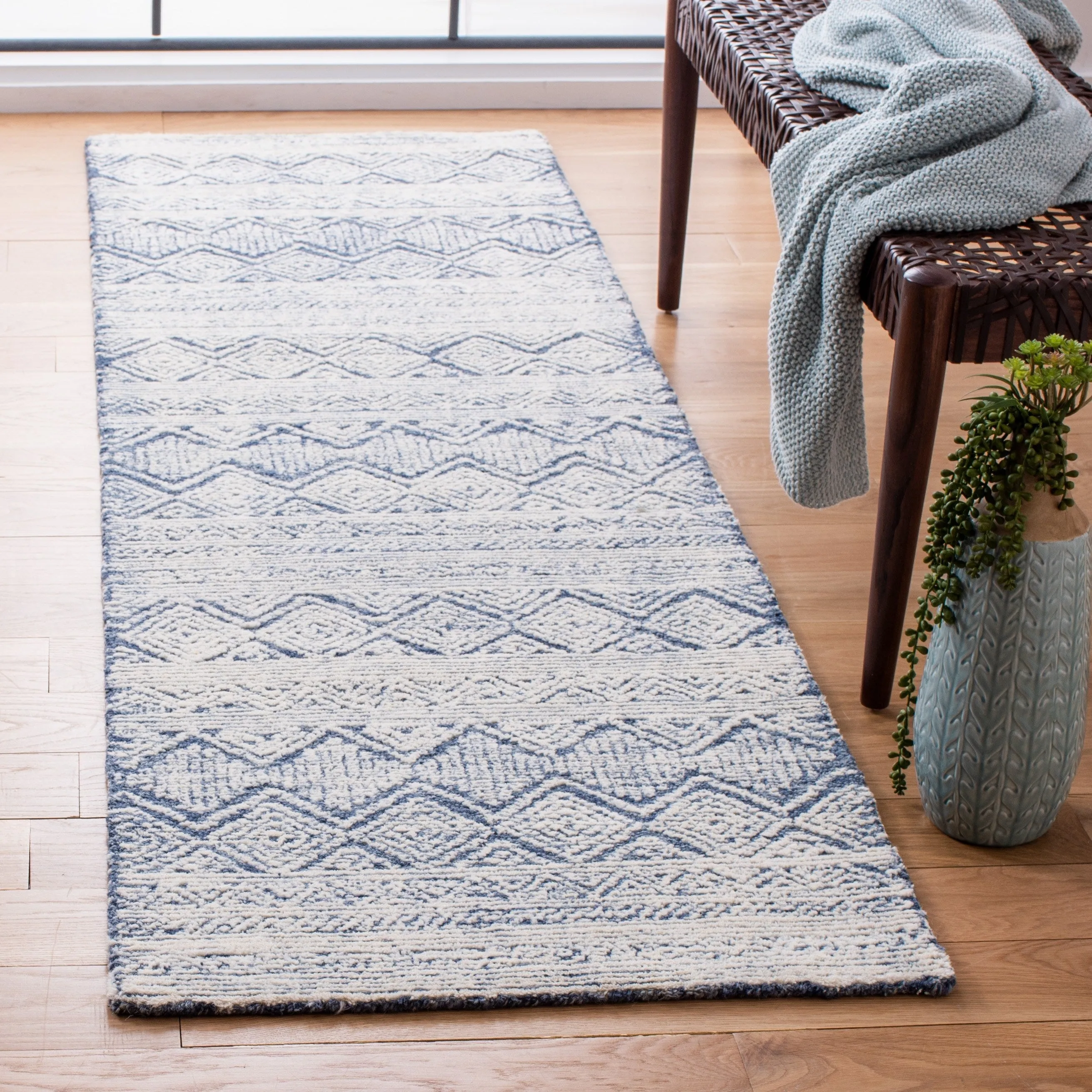 SAFAVIEH Handmade Abstract Mariaana Modern Wool Rug