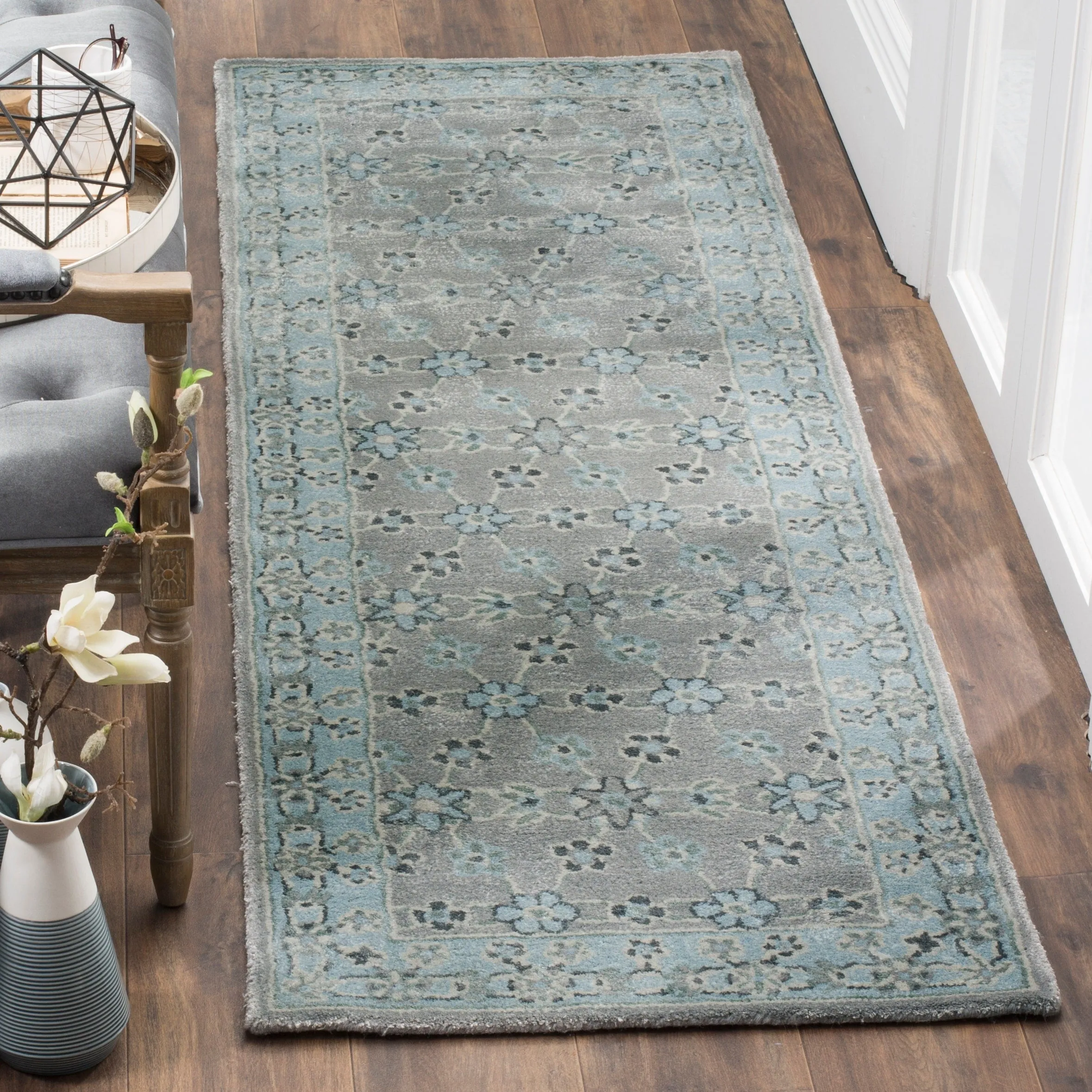 SAFAVIEH Handmade Bella Cevriye Modern Floral Wool Rug