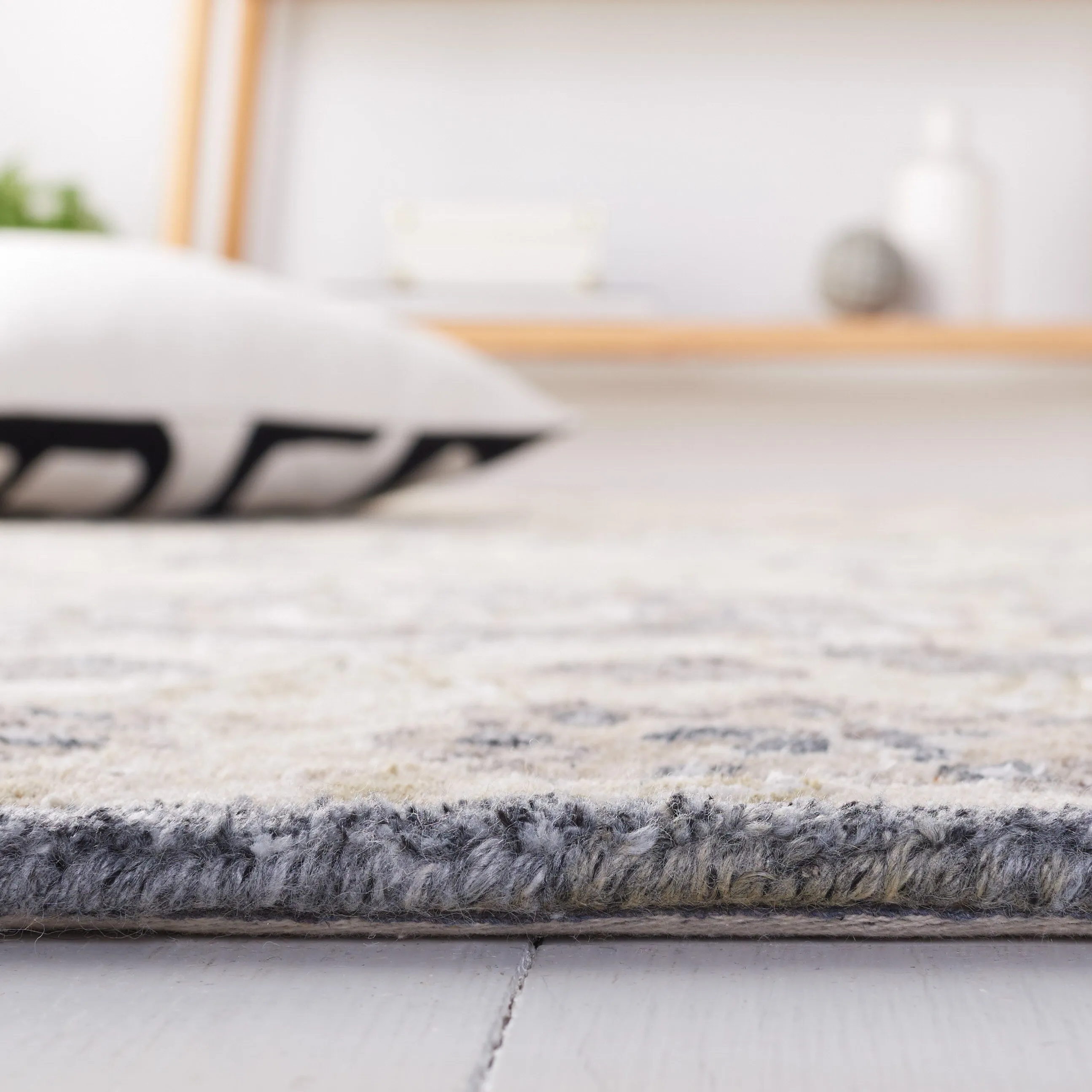 SAFAVIEH Handmade Bella Tifenn Modern Floral Wool Rug